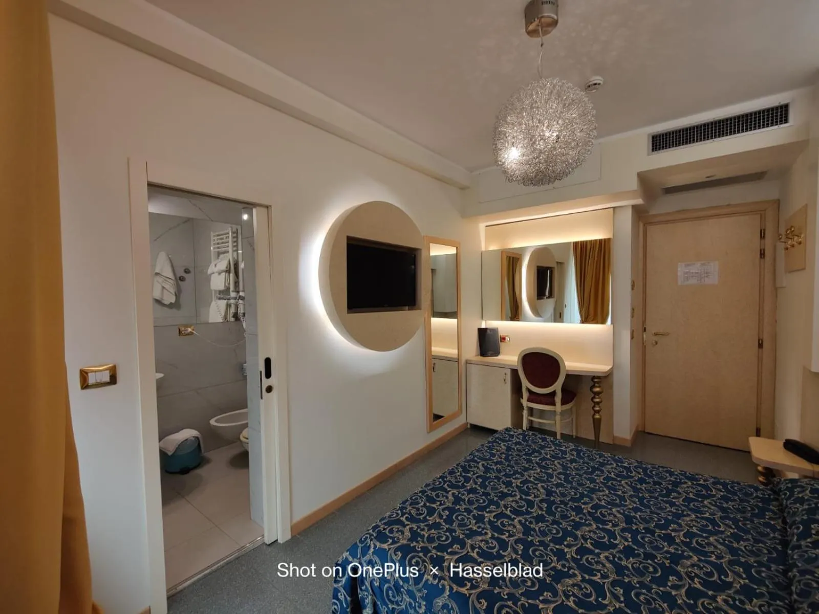 Bedroom, Bed in Hotel Ambassador