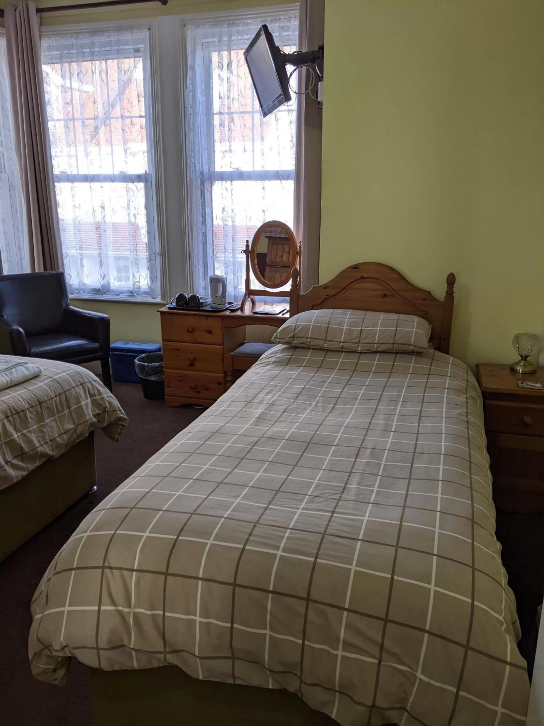 Bed in Kingswinford Guest House with Free Parking