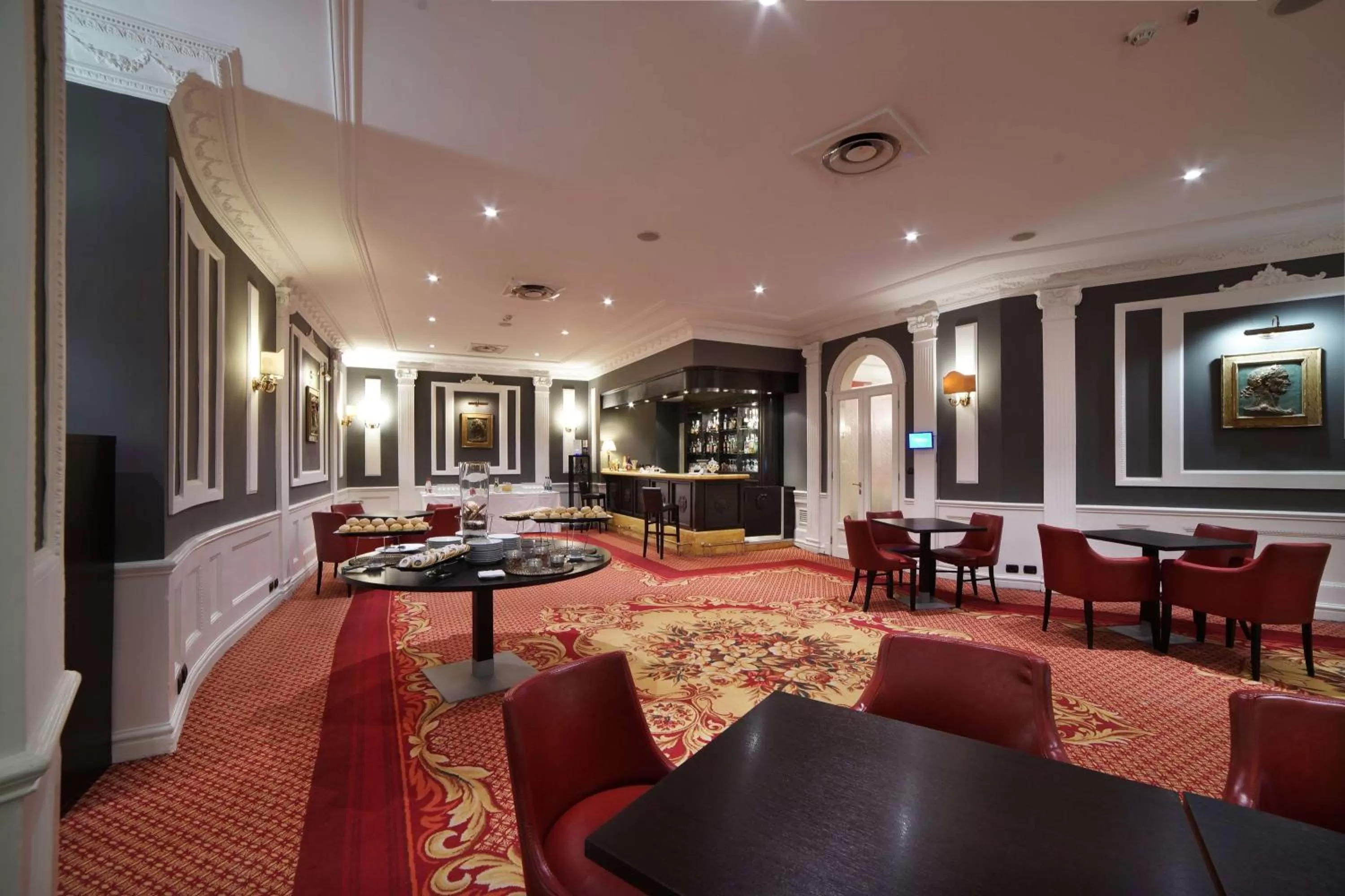 Lounge or bar in Radisson Blu GHR Rome