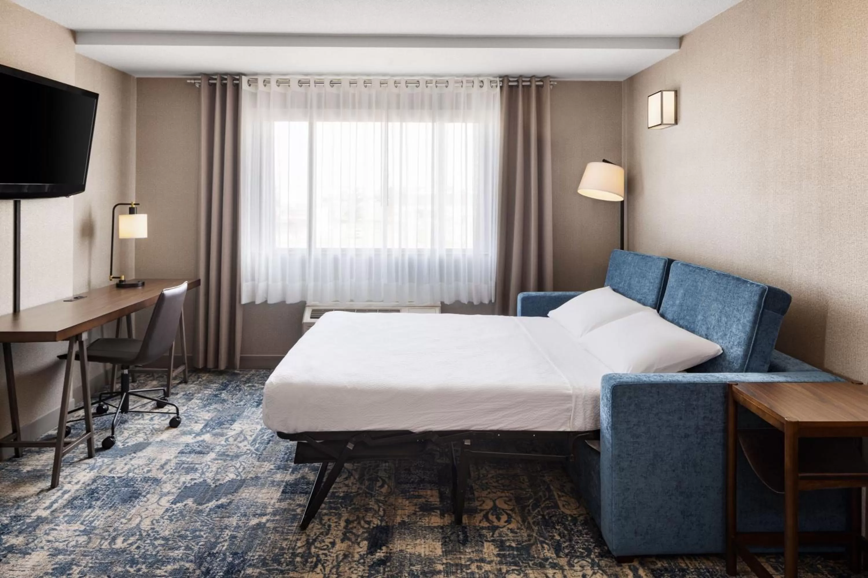 Bedroom, Bed in Four Points by Sheraton Edmonton South