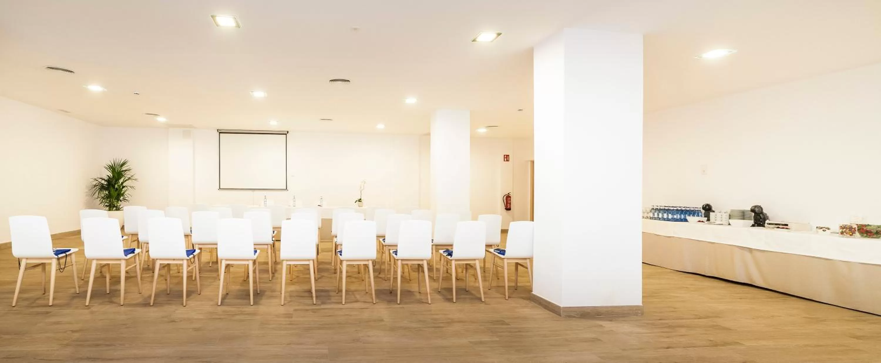 Business facilities in Globales Mimosa