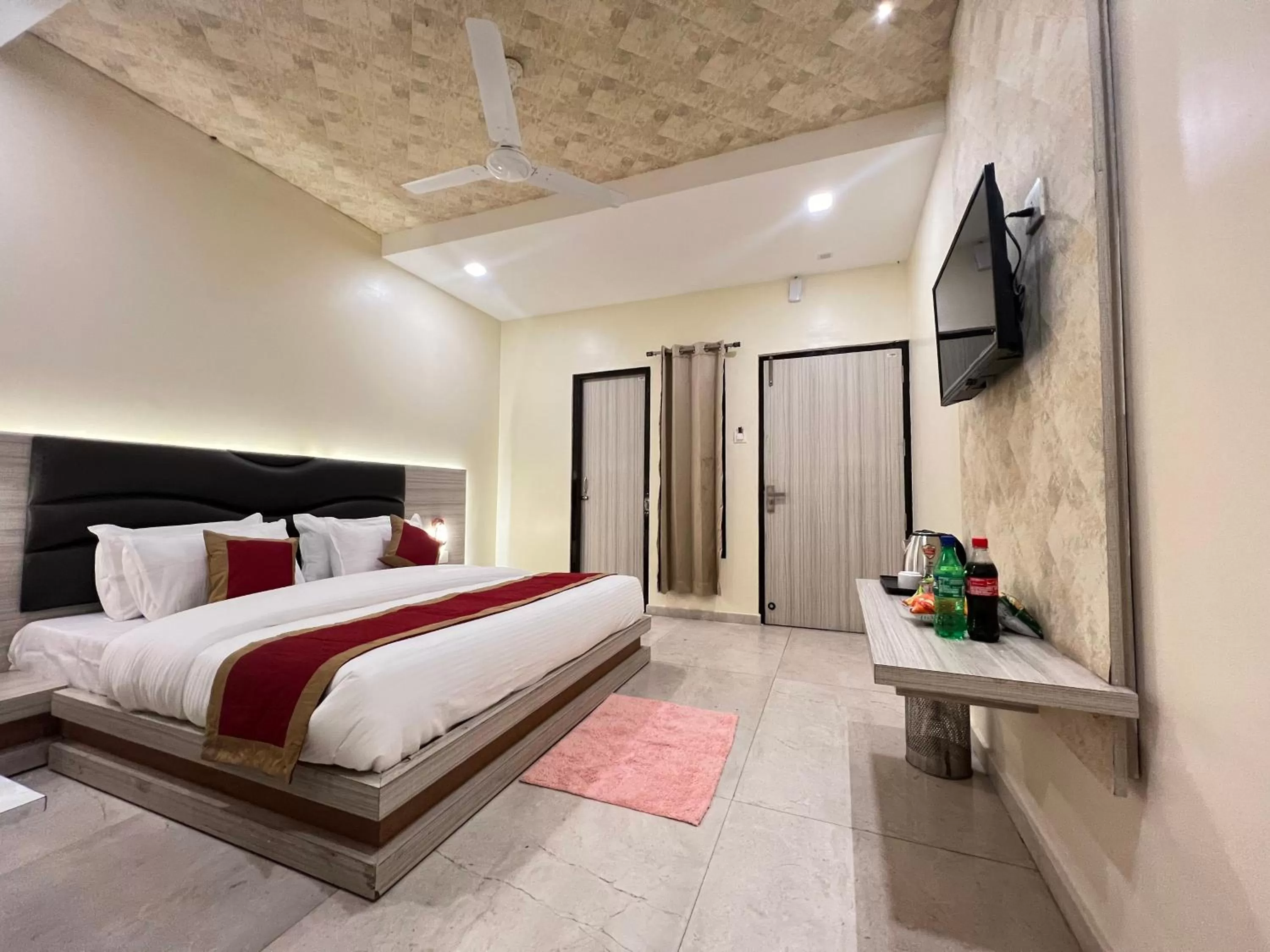 Photo of the whole room in Hotel White Orchid Dalhausie