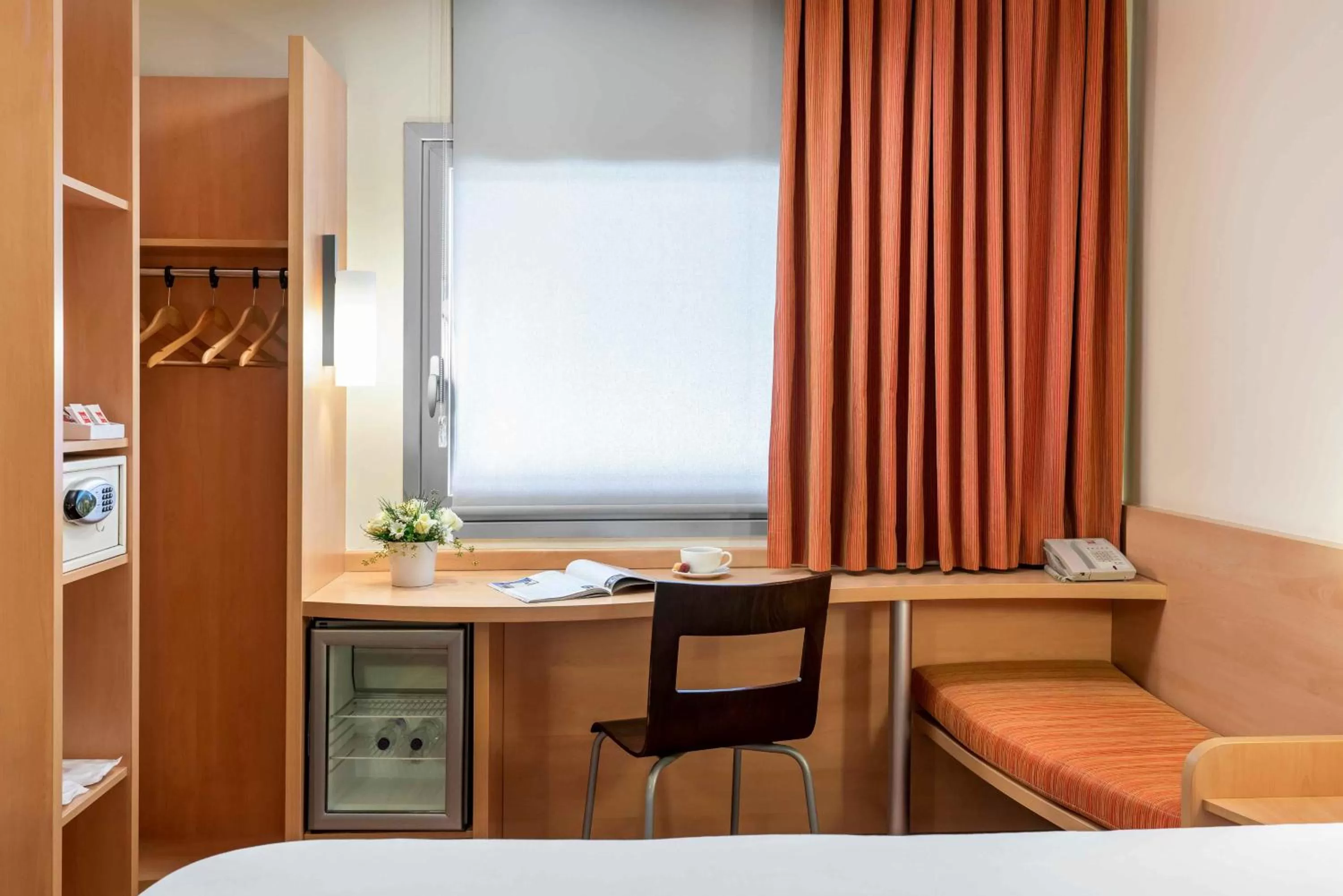 Seating area, Bed in Ibis Izmir Alsancak