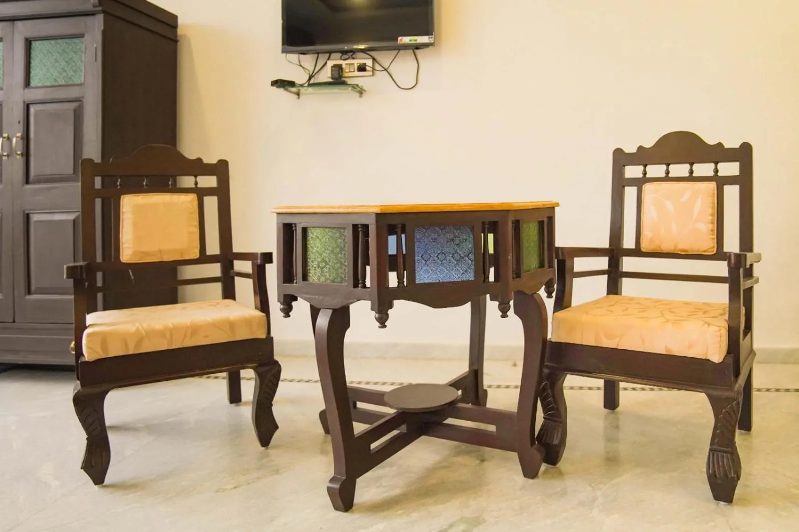 TV and multimedia in Hotel Devraj Niwas on Lake Pichola