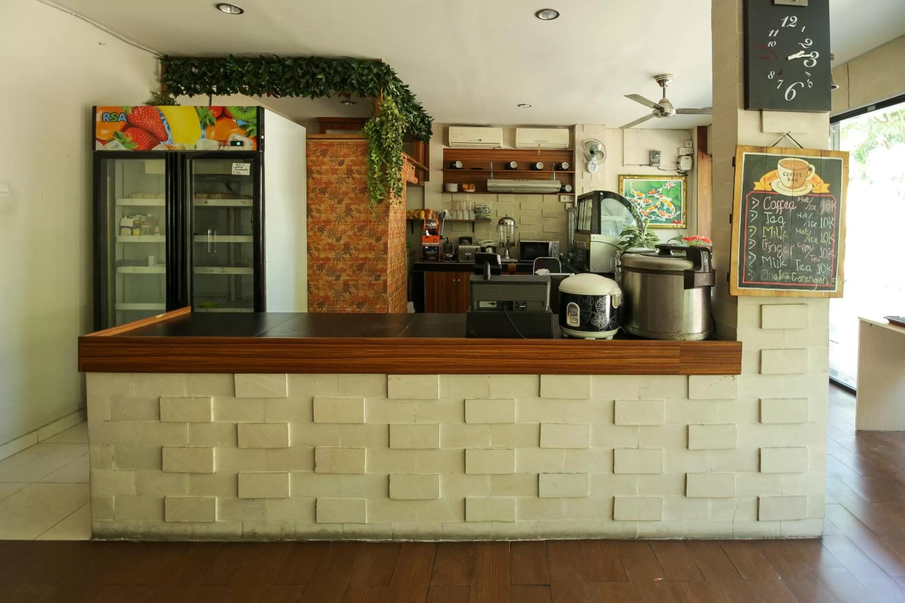 Communal kitchen in OYO 734 Tuban Torres Accomodation