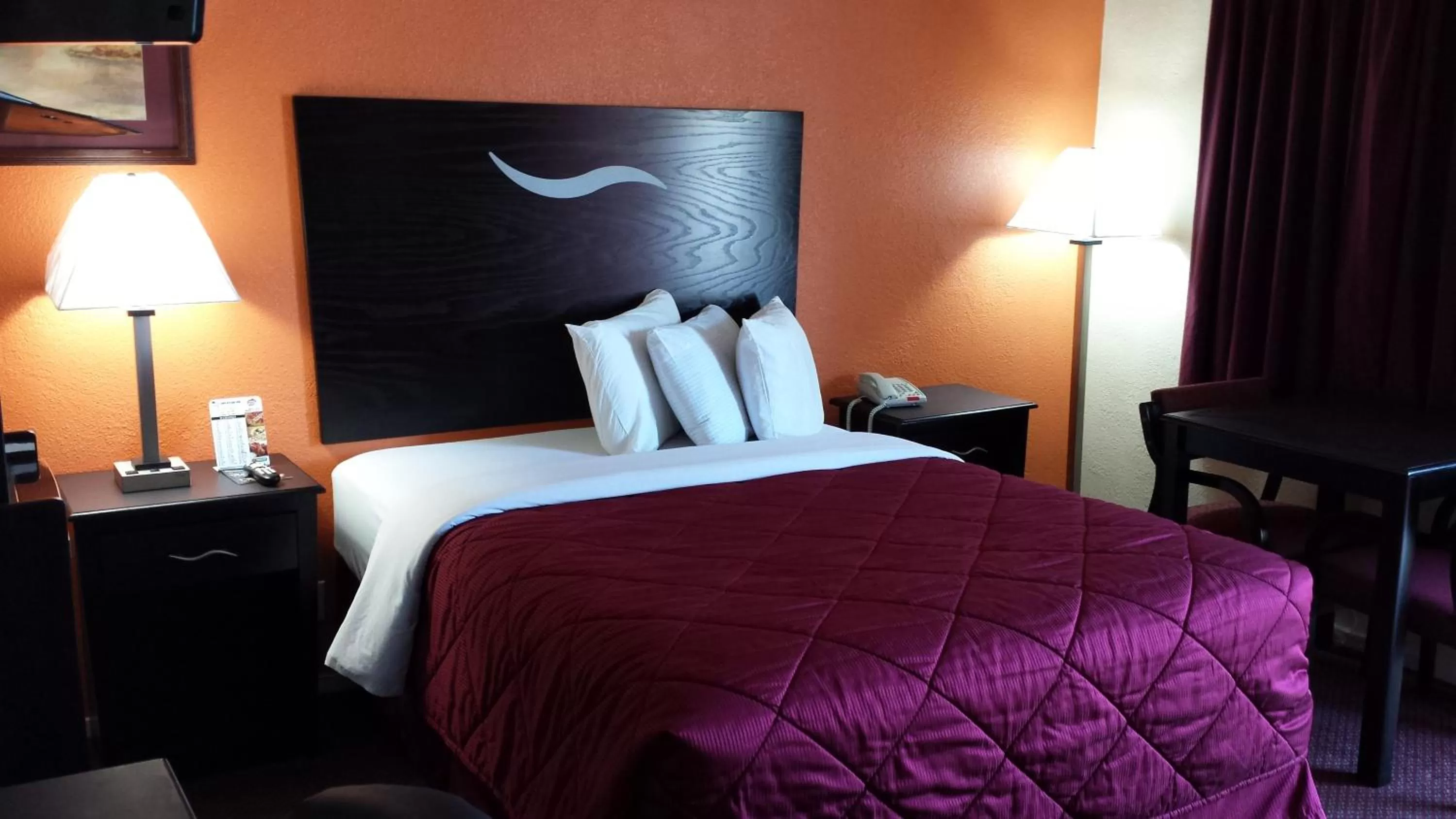 Bedroom, Bed in American Inn