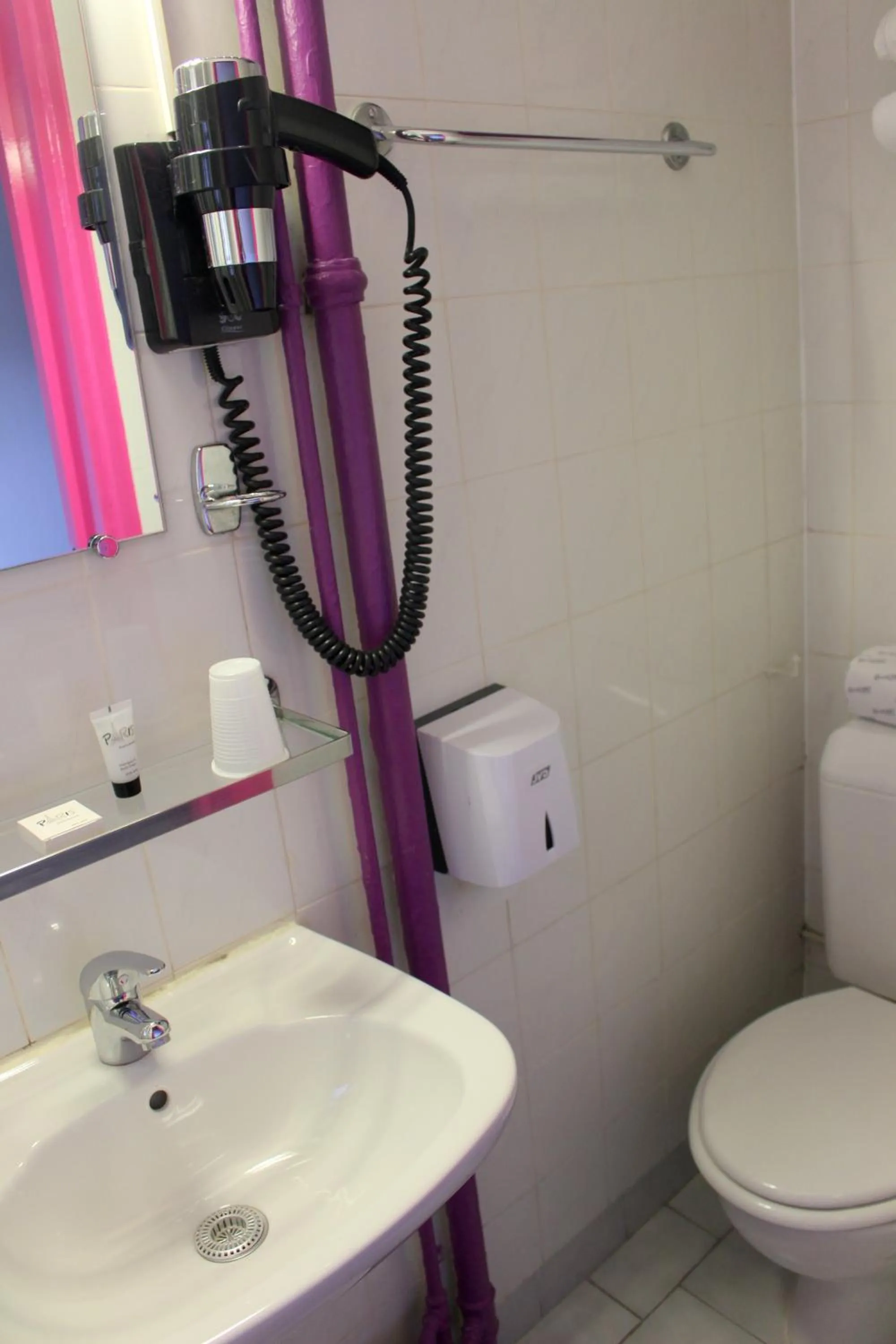 Bathroom in Arty Paris Porte de Versailles by River