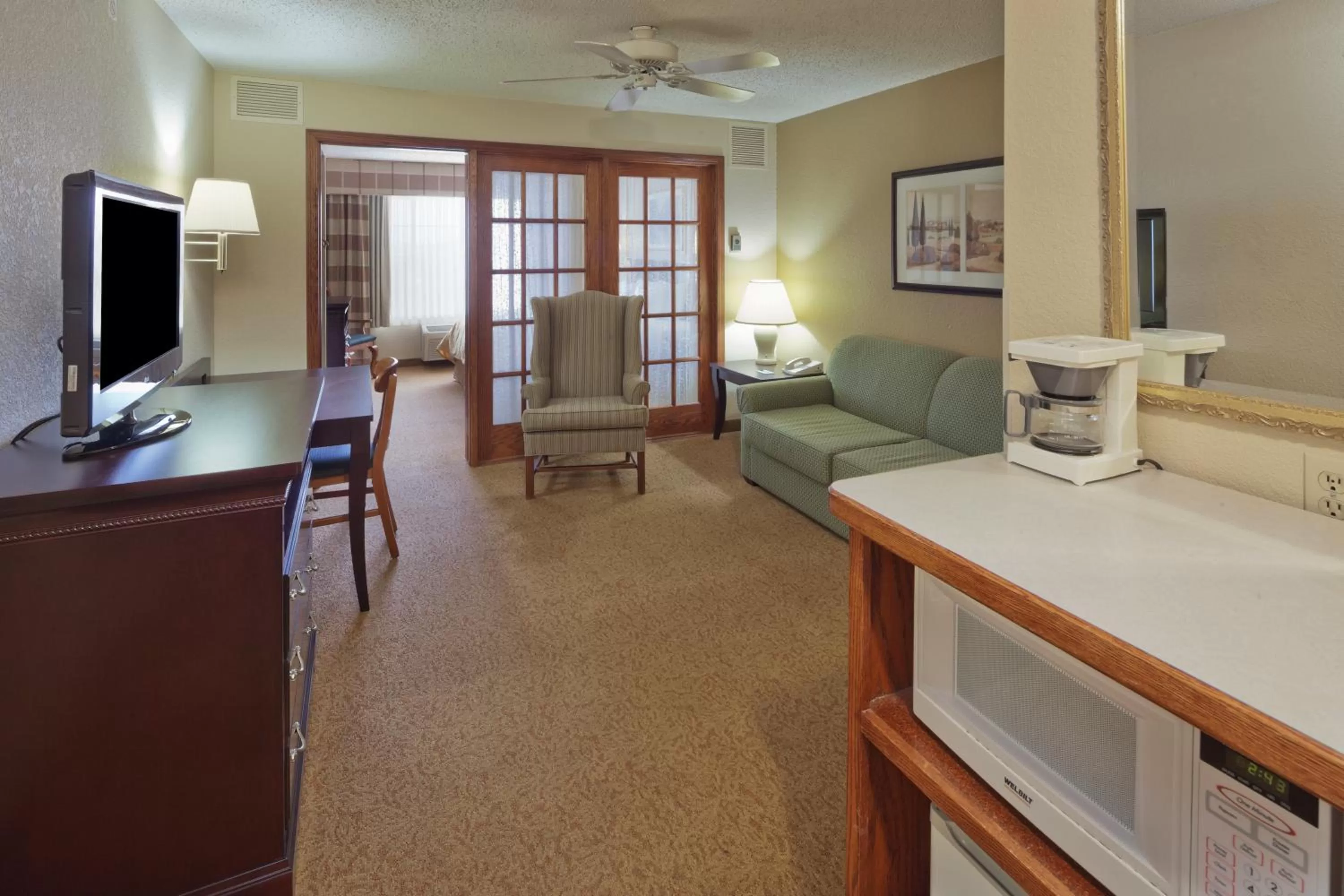 Living room in Country Inn & Suites by Radisson, West Bend, WI