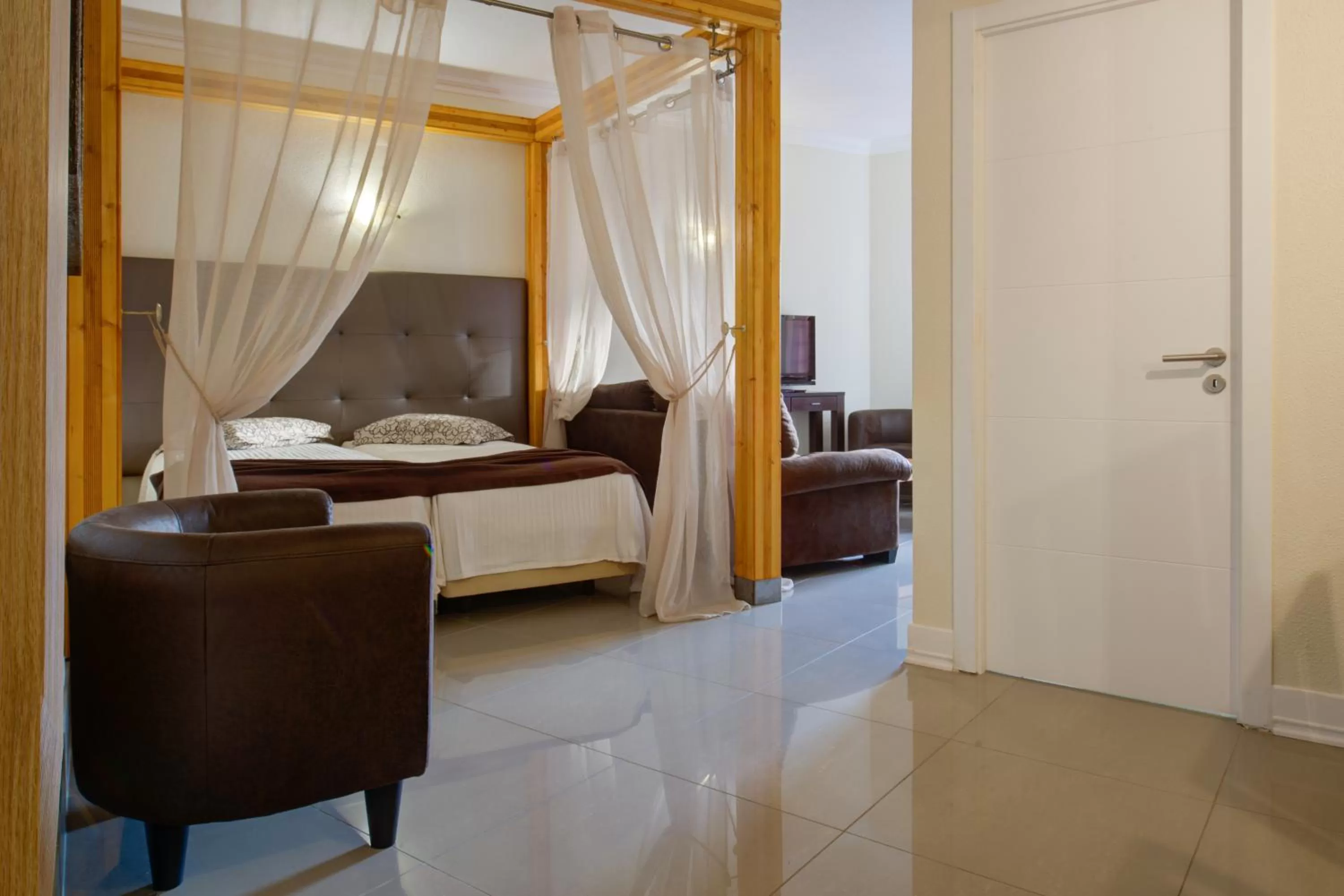 Living room, Bed in Choromar Apartments