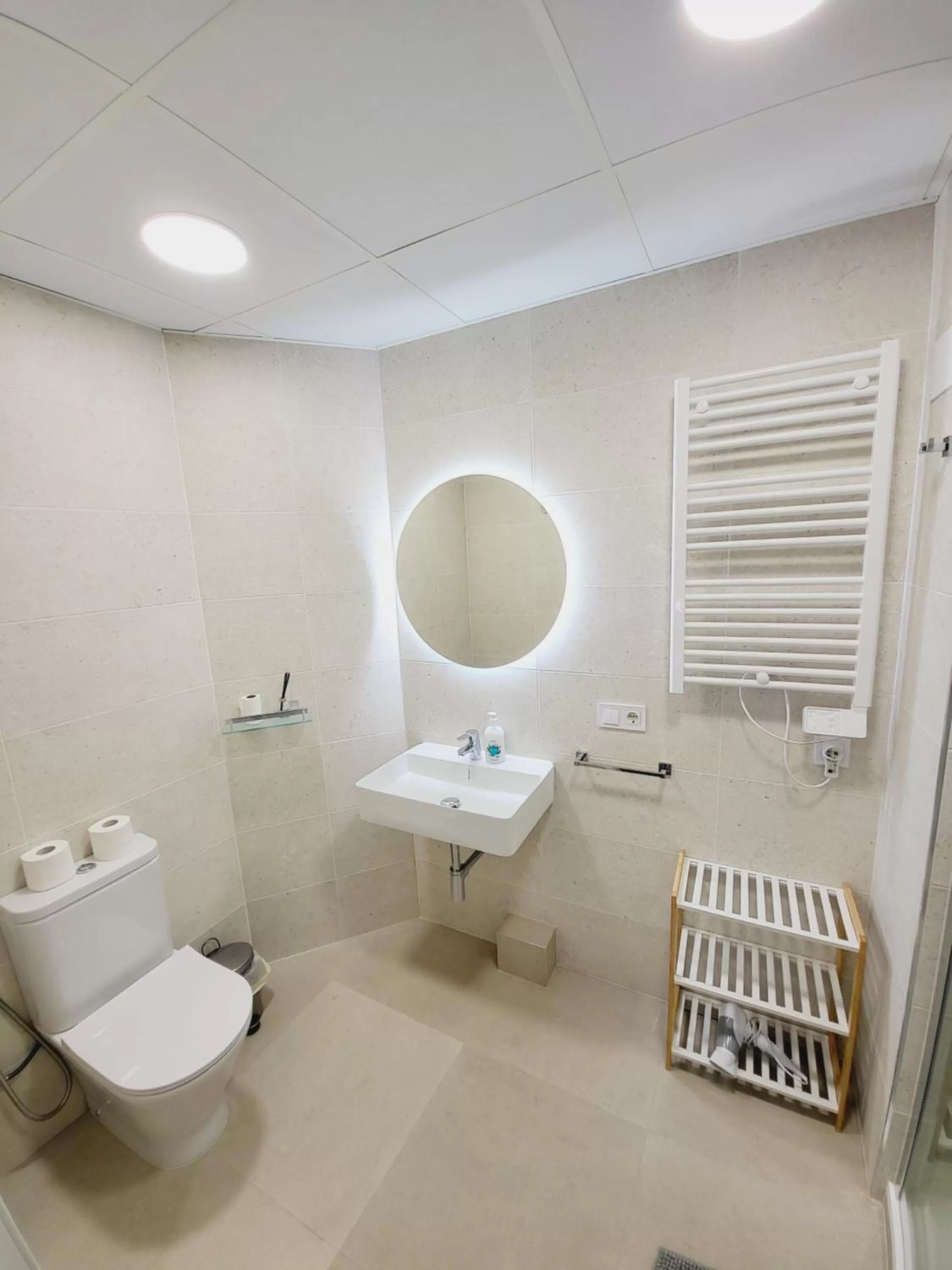 Shower in Carbonell 1