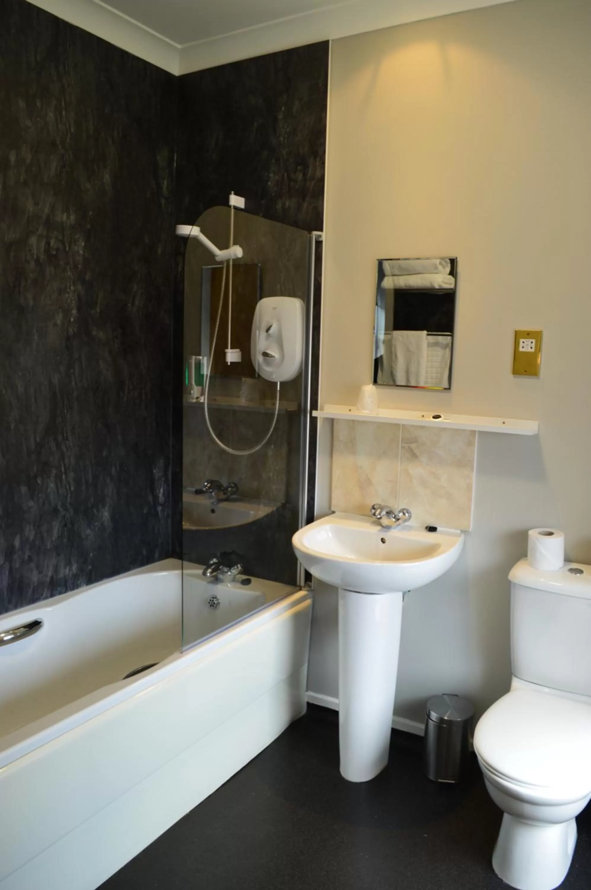 Bathroom in Airlie Arms Hotel