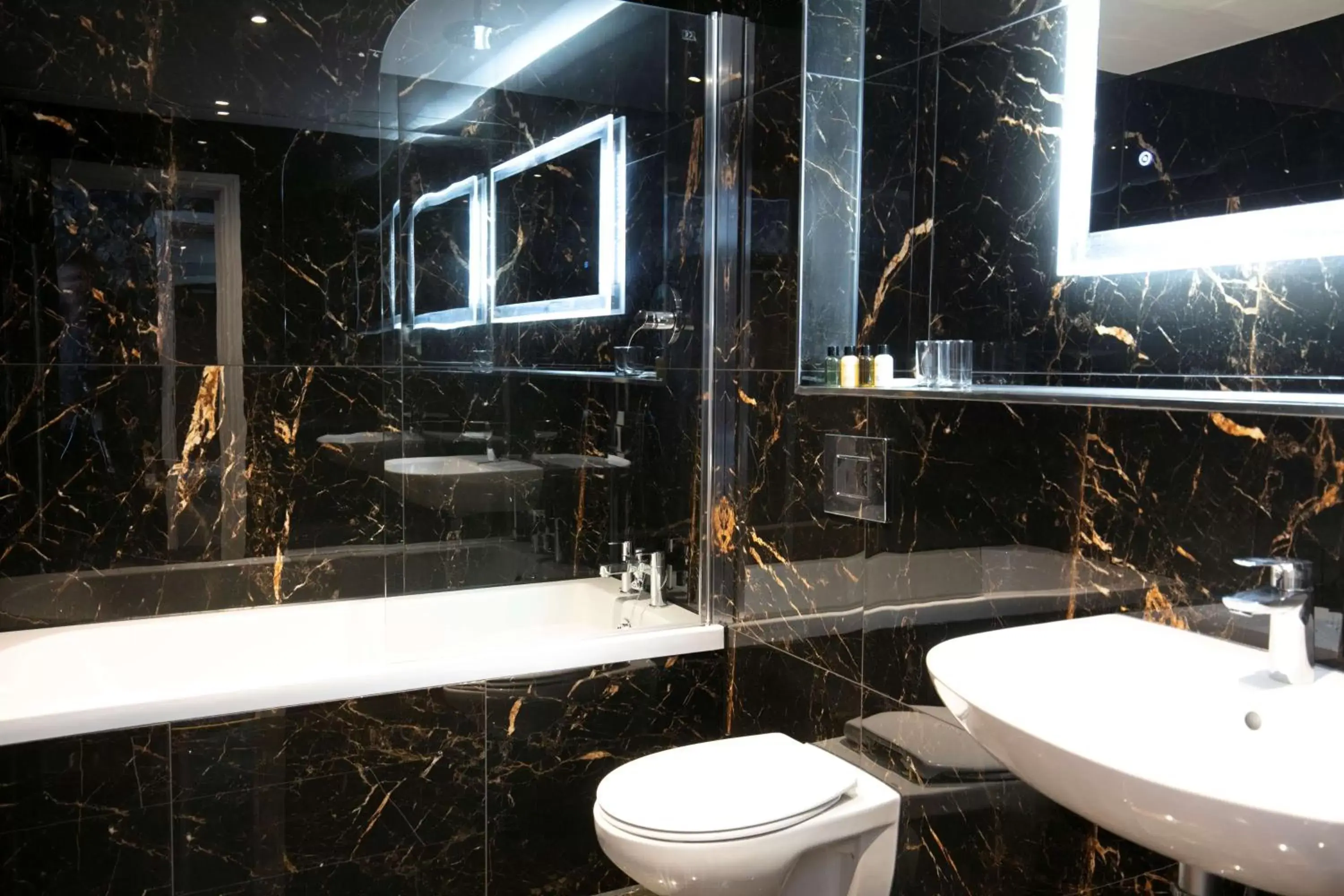 Standard King Room - Non-Smoking in Best Western Hotel 99 Standard King Room - Non-Smoking in Best Western Hotel 99