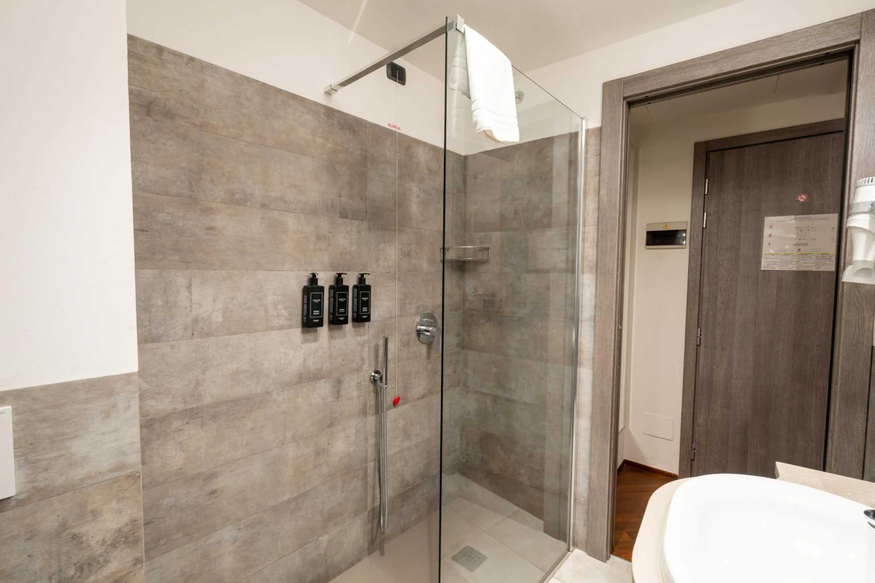 Shower in Hotel Regina