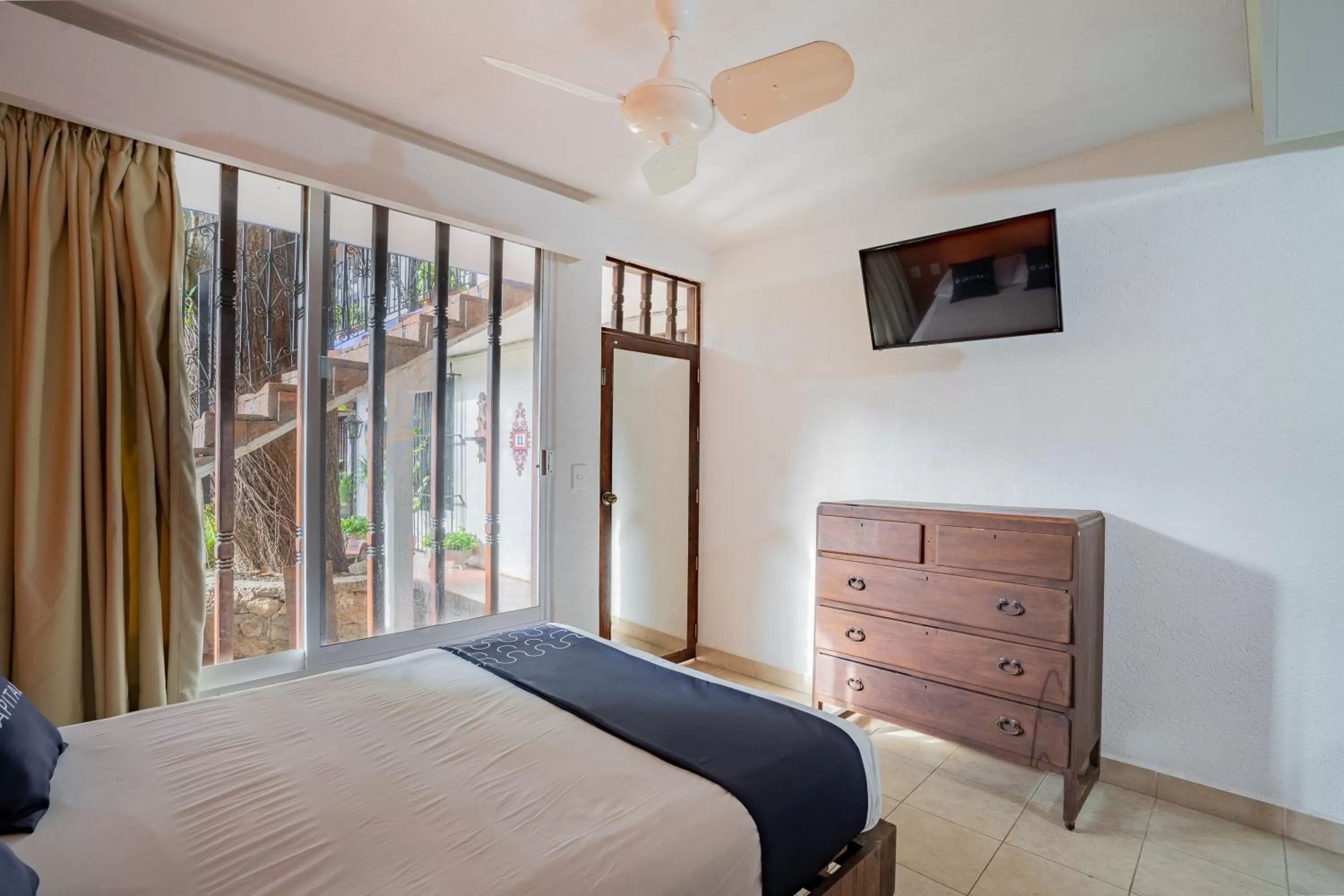 TV and multimedia, Bed in Hotel Mision, Acapulco centro