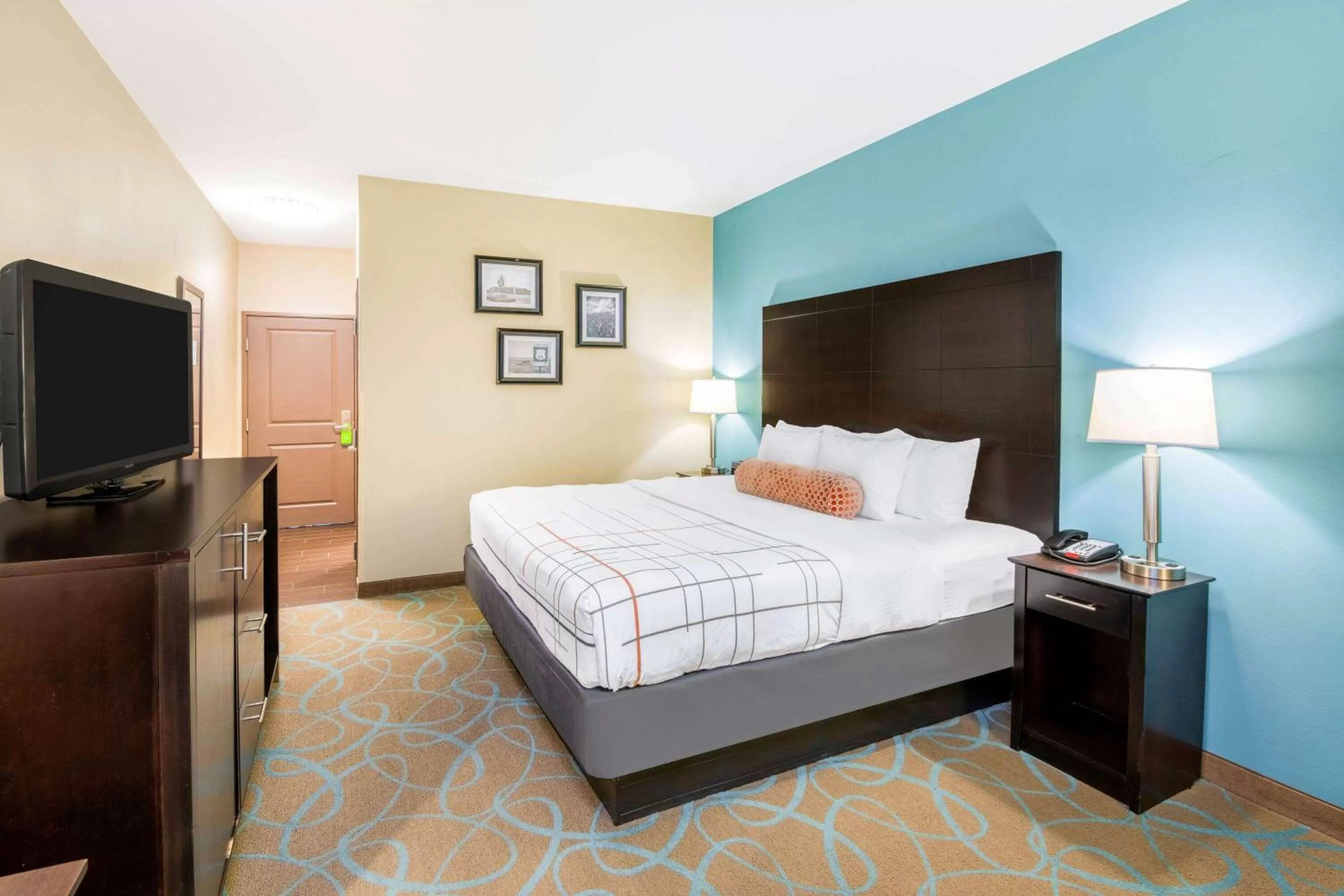 Photo of the whole room, Bed in La Quinta by Wyndham Clinton Historic Route 66