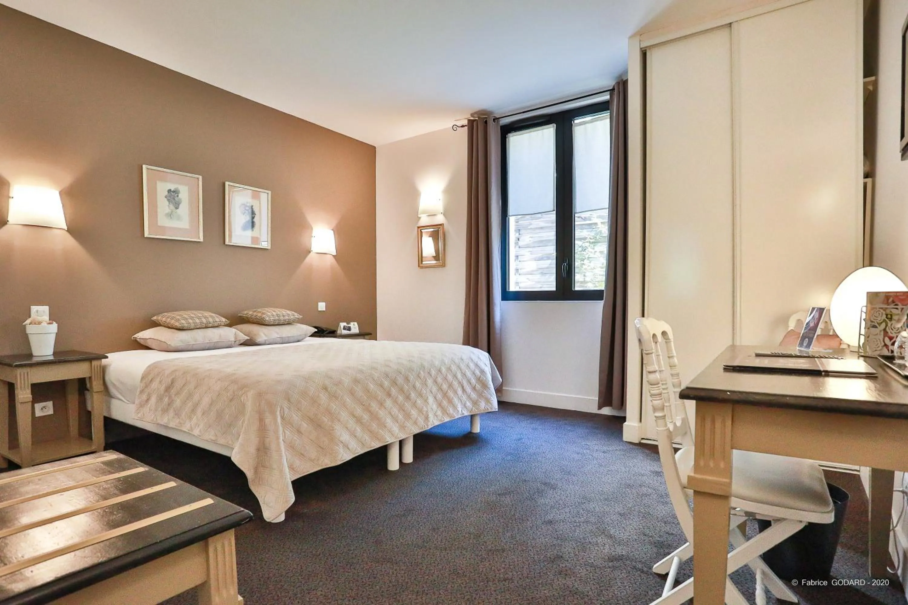 Bed in Logis Hôtel Restaurant du Parc