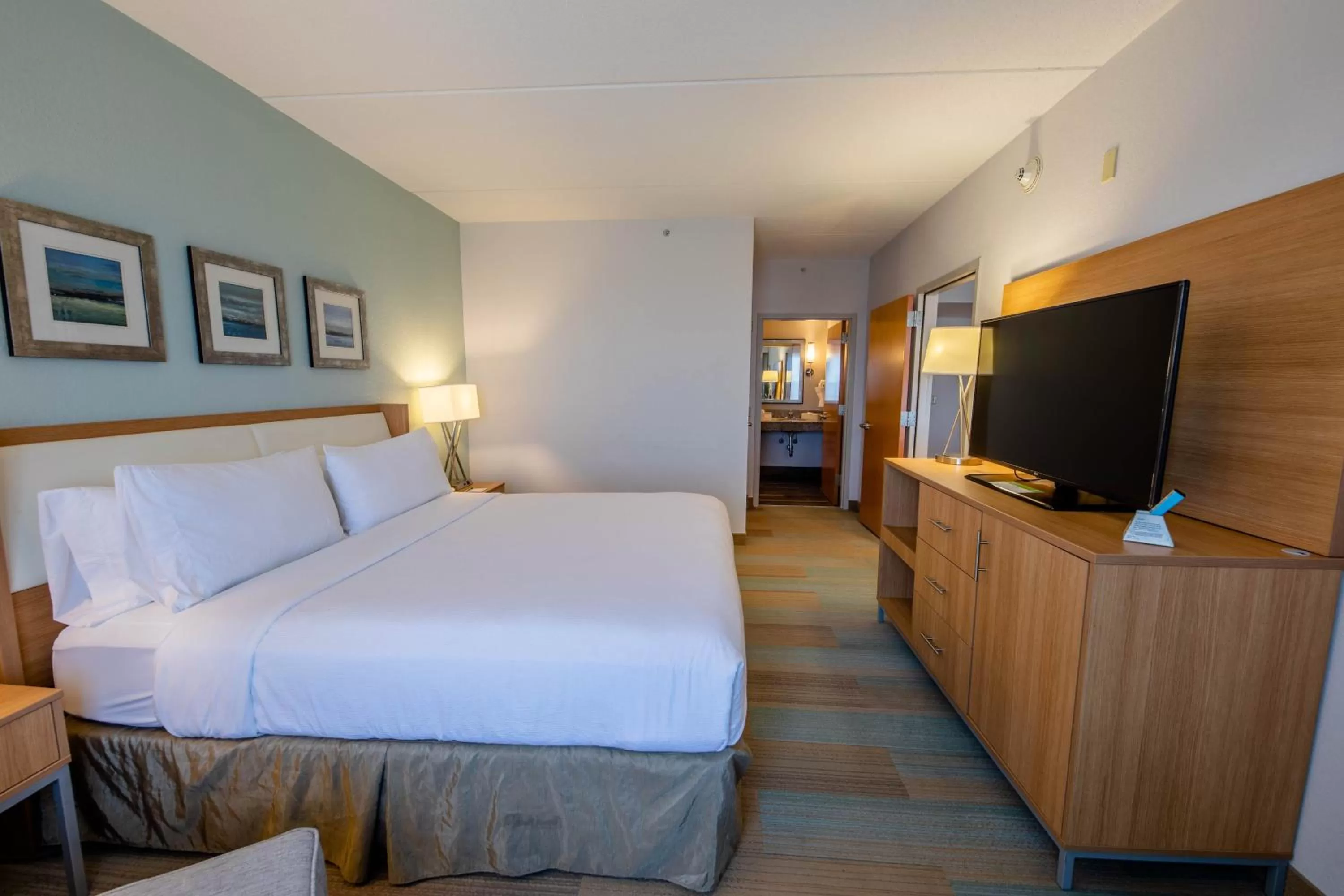 Photo of the whole room, Bed in Holiday Inn Manahawkin/Long Beach Island by IHG