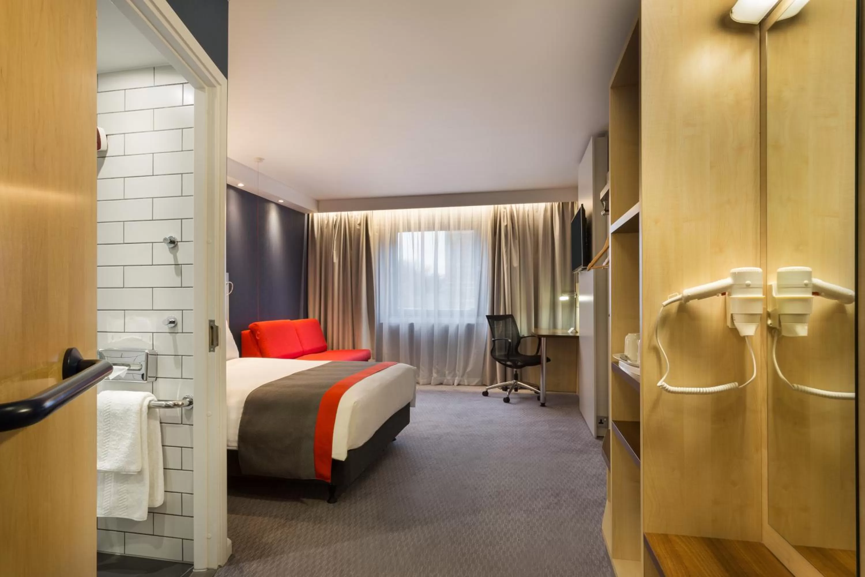 Photo of the whole room, Bed in Holiday Inn Express London - Watford Junction by IHG