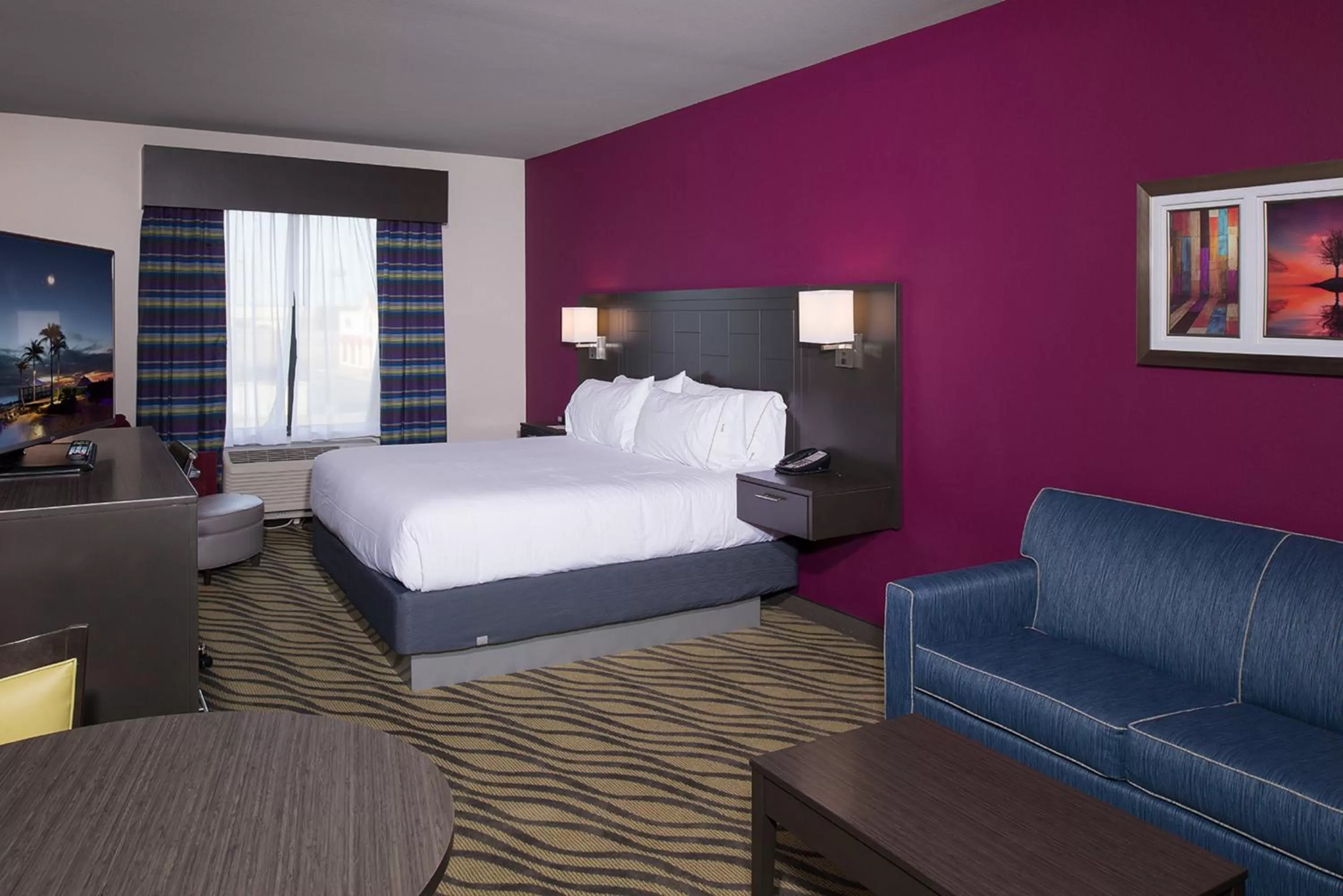 King Suite - Hearing Accessible in Holiday Inn Express Hutchison, an IHG Hotel