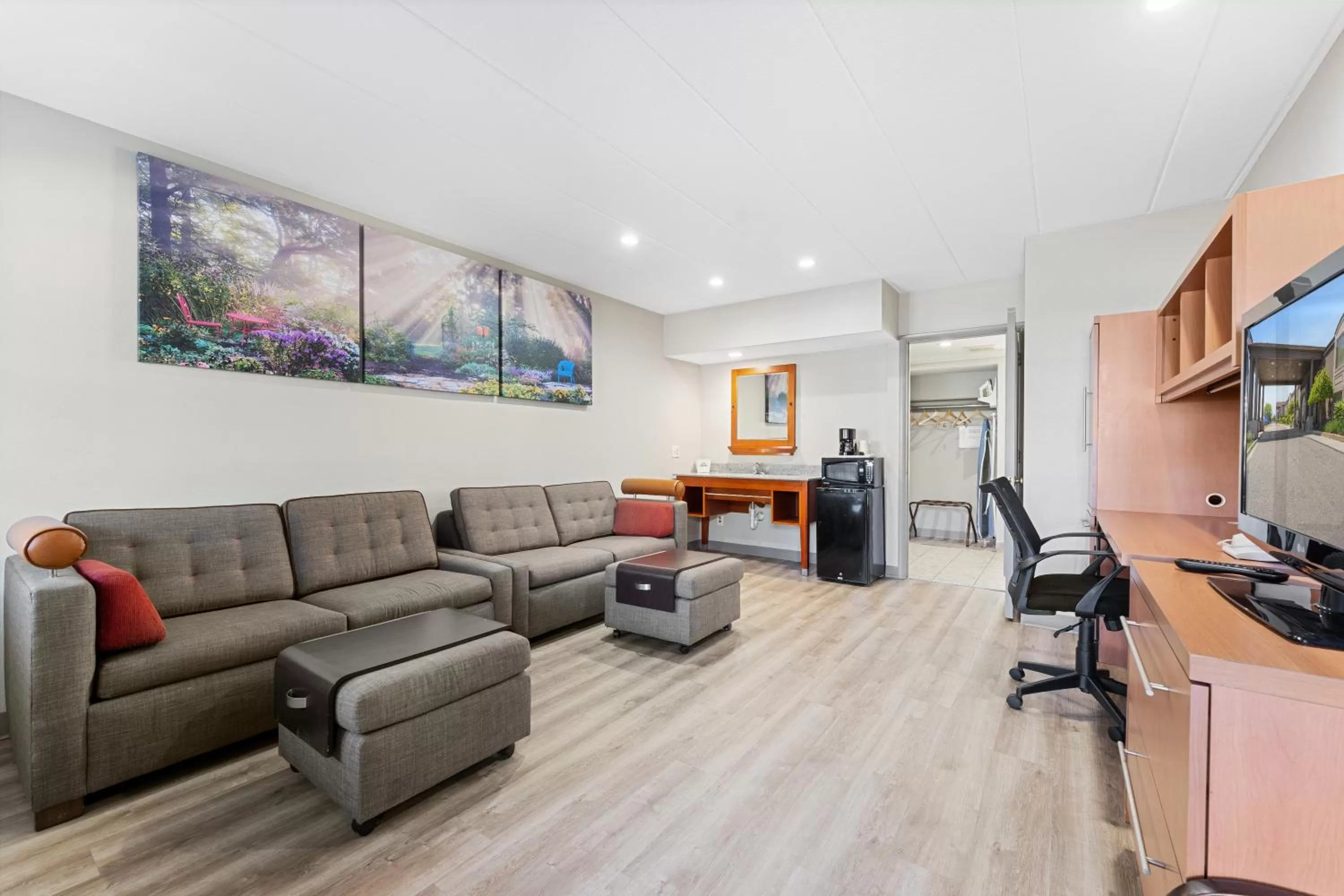 Days Inn & Suites by Wyndham Roseville/Detroit Area