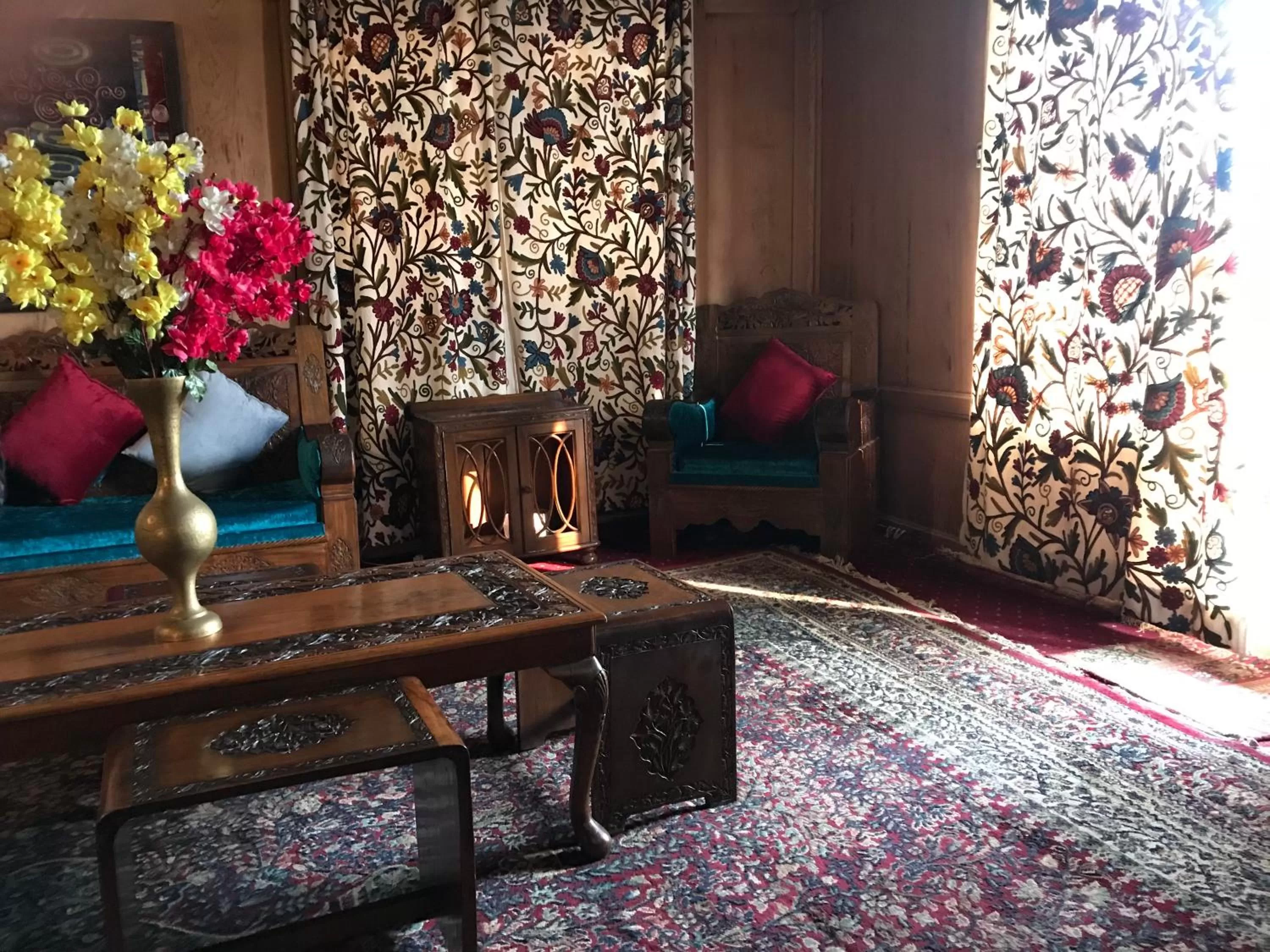 Coffee/tea facilities, Seating Area in Nazneen Group Of Houseboats