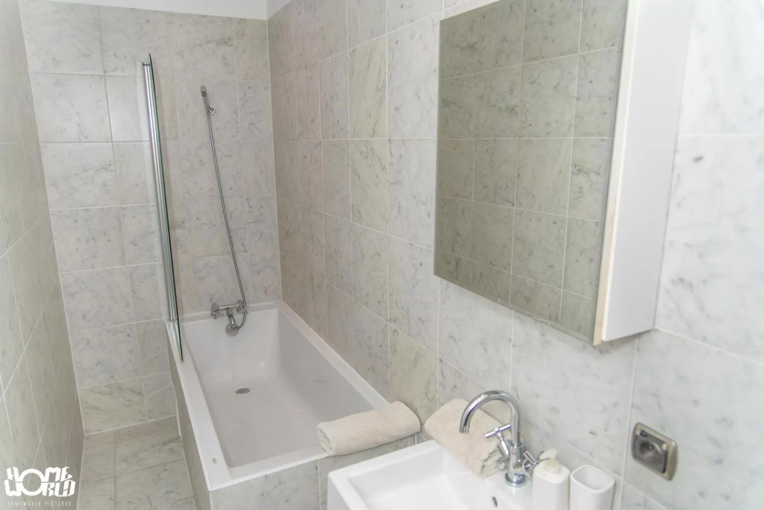 Shower in P&J Apartments Floriańska