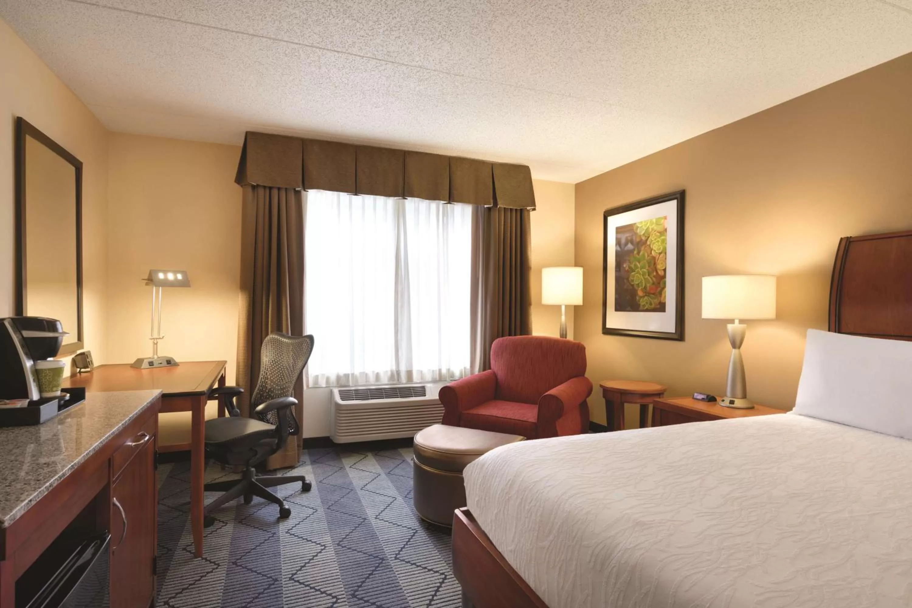 Bedroom, Bed in Hilton Garden Inn Lancaster