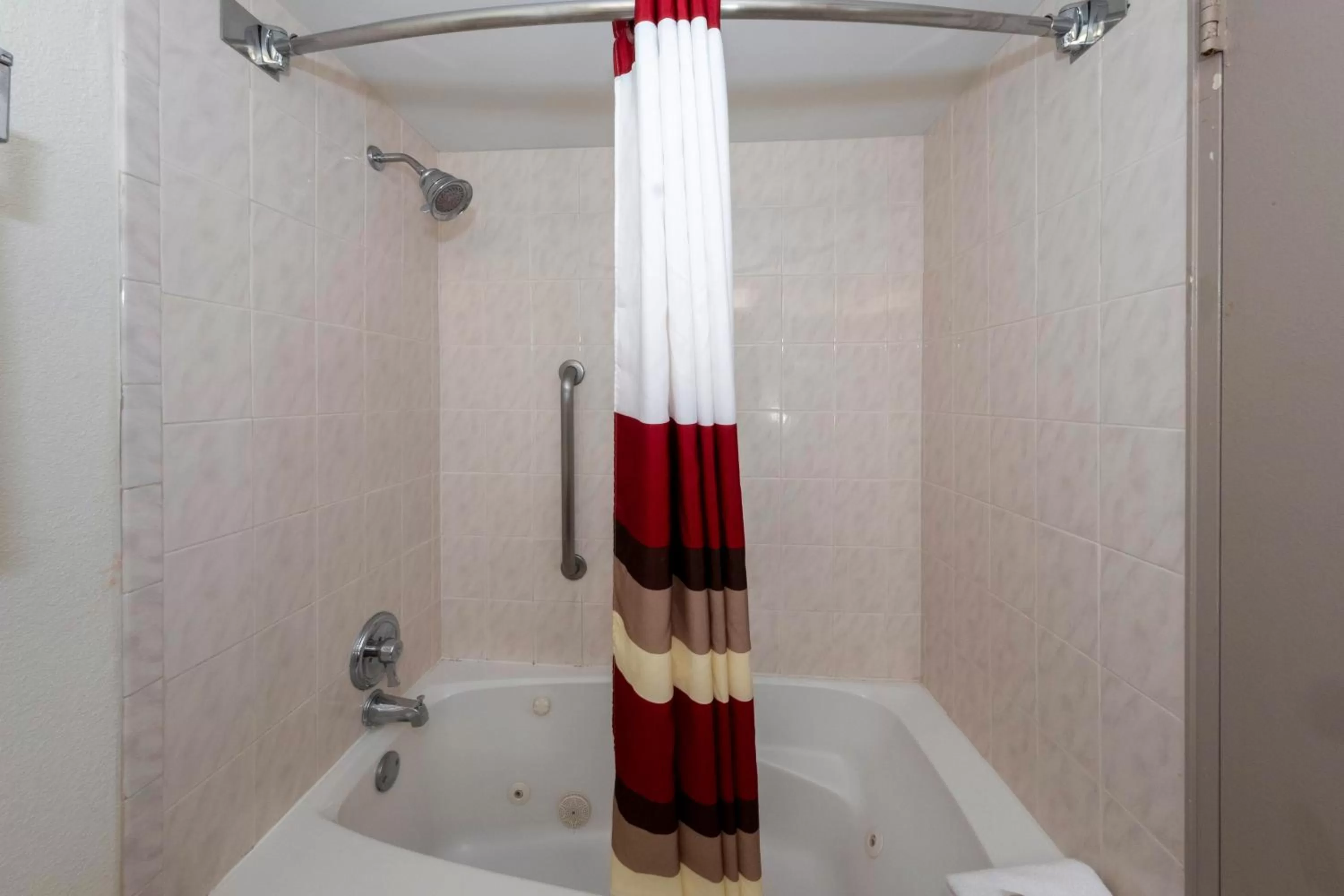 Bathroom in Red Roof PLUS Newark Liberty Airport - Carteret