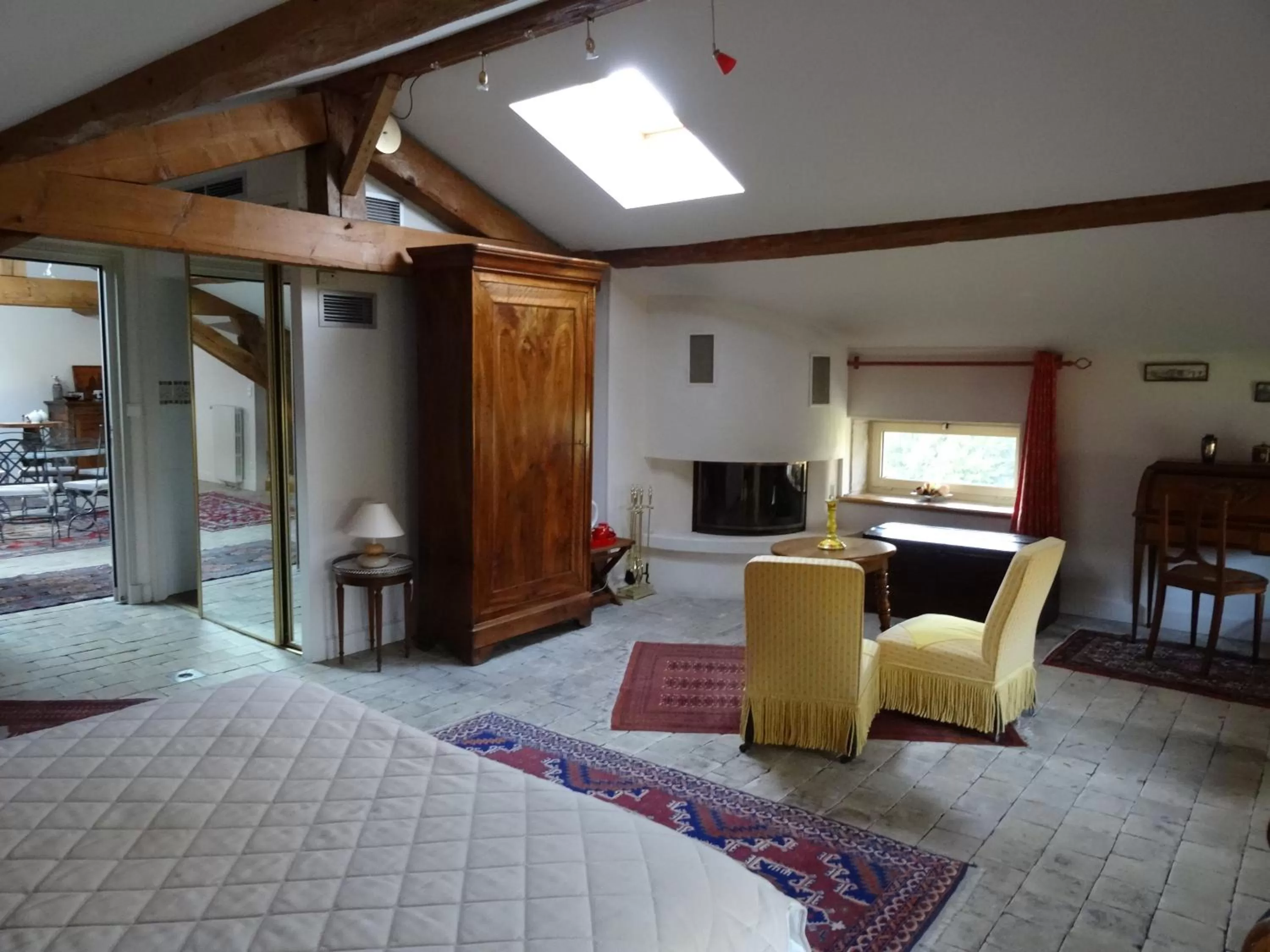 Seating area, Bed in Gentilhommière de Collonges
