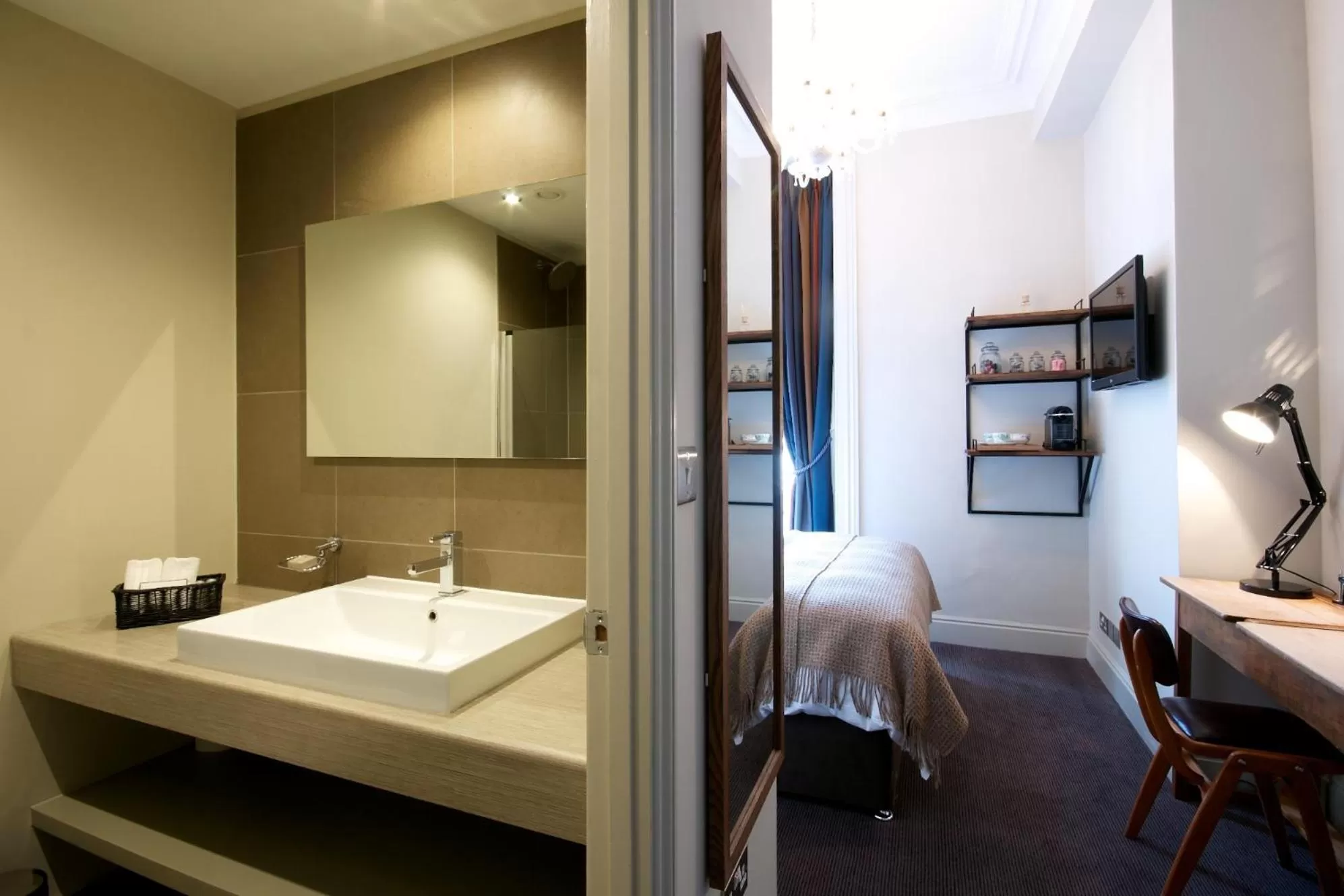 Bathroom, Bed in Kew Gardens Hotel