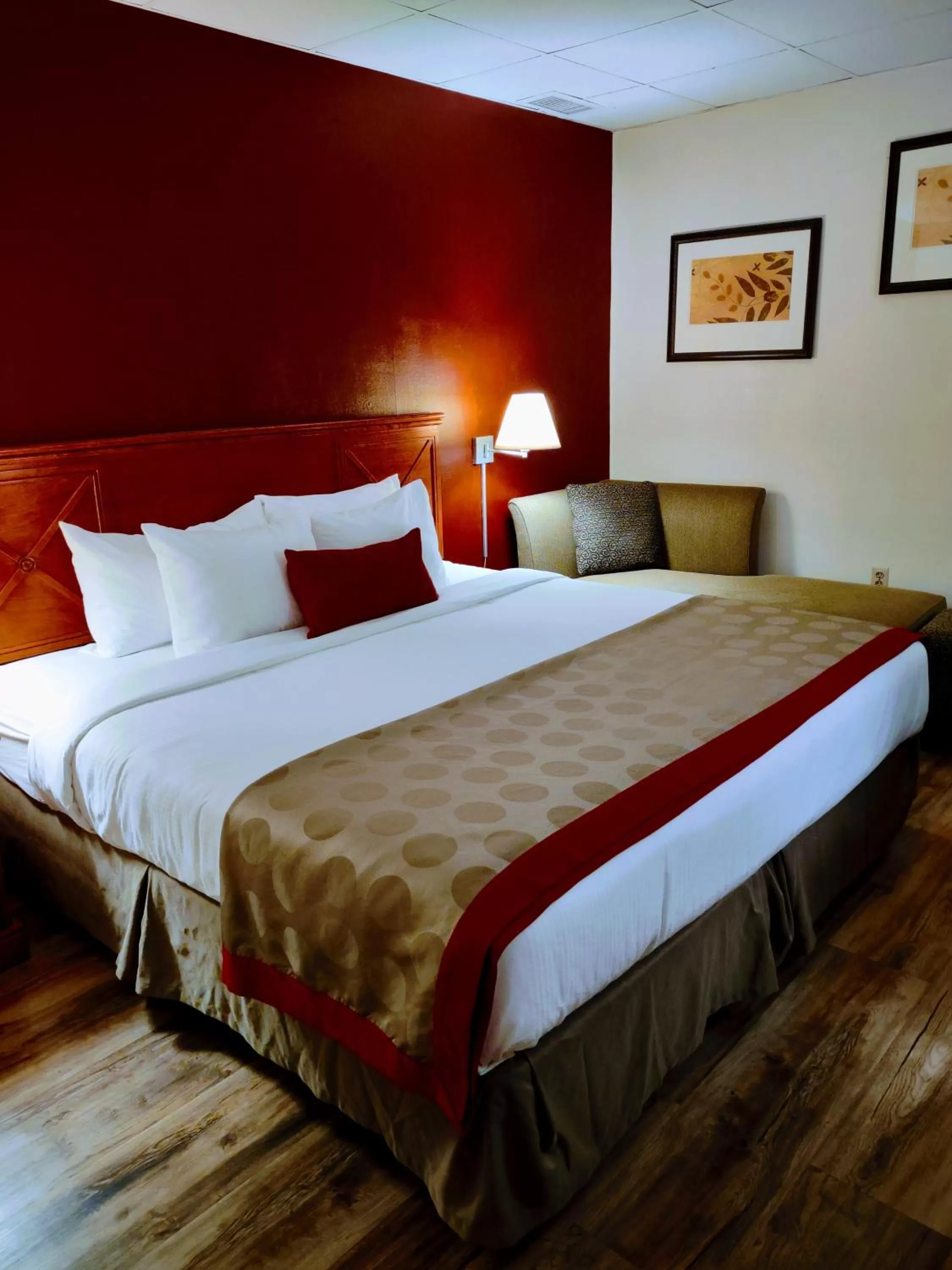 Bedroom, Bed in Ramada by Wyndham Albert Lea