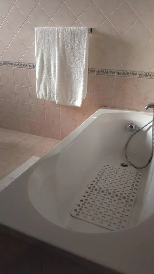 Large Double or Twin Room in Villa Magnolia B&B Large Double or Twin Room in Villa Magnolia B&B