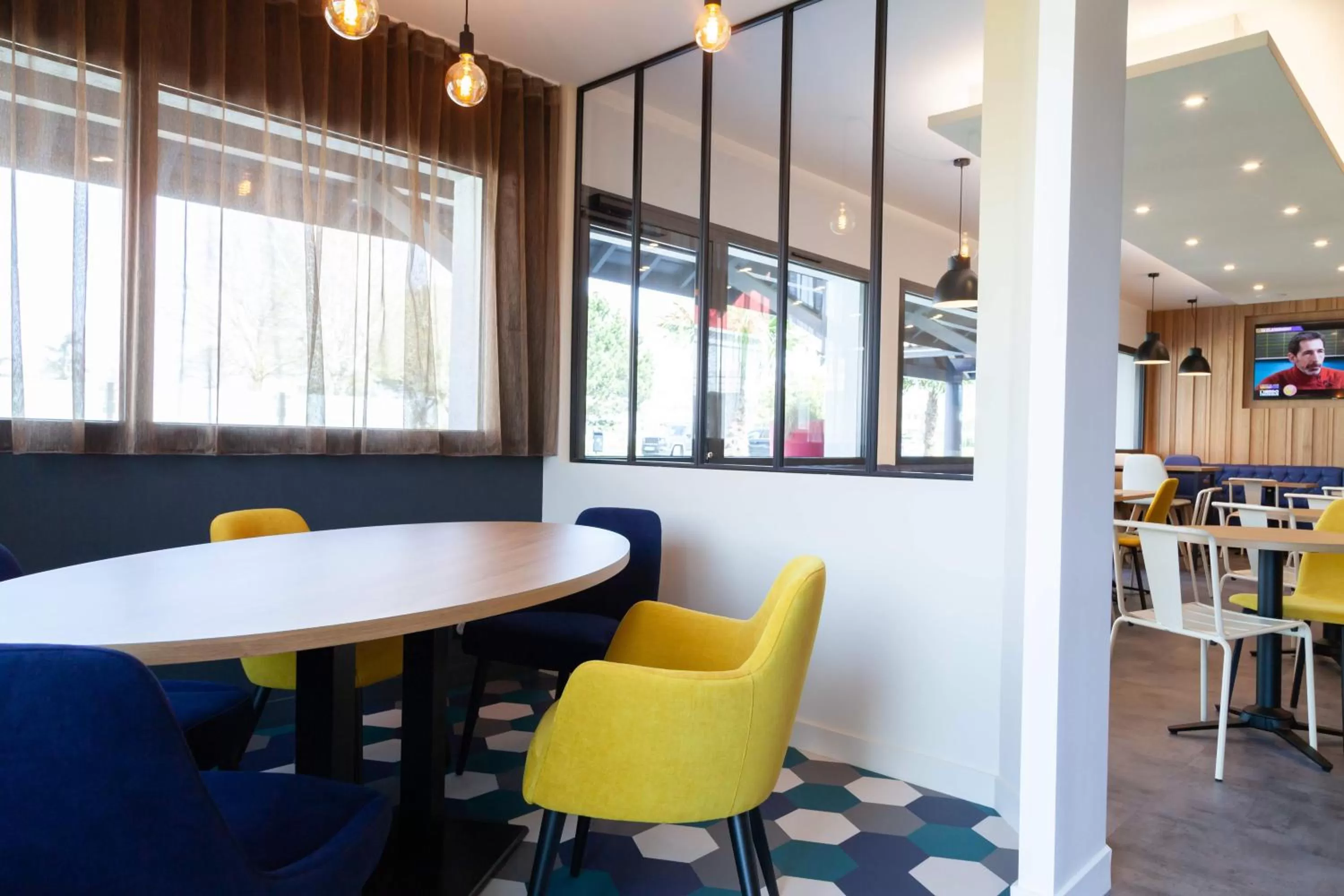 Communal lounge/ TV room in Kyriad Niort-Espace MendesFrance