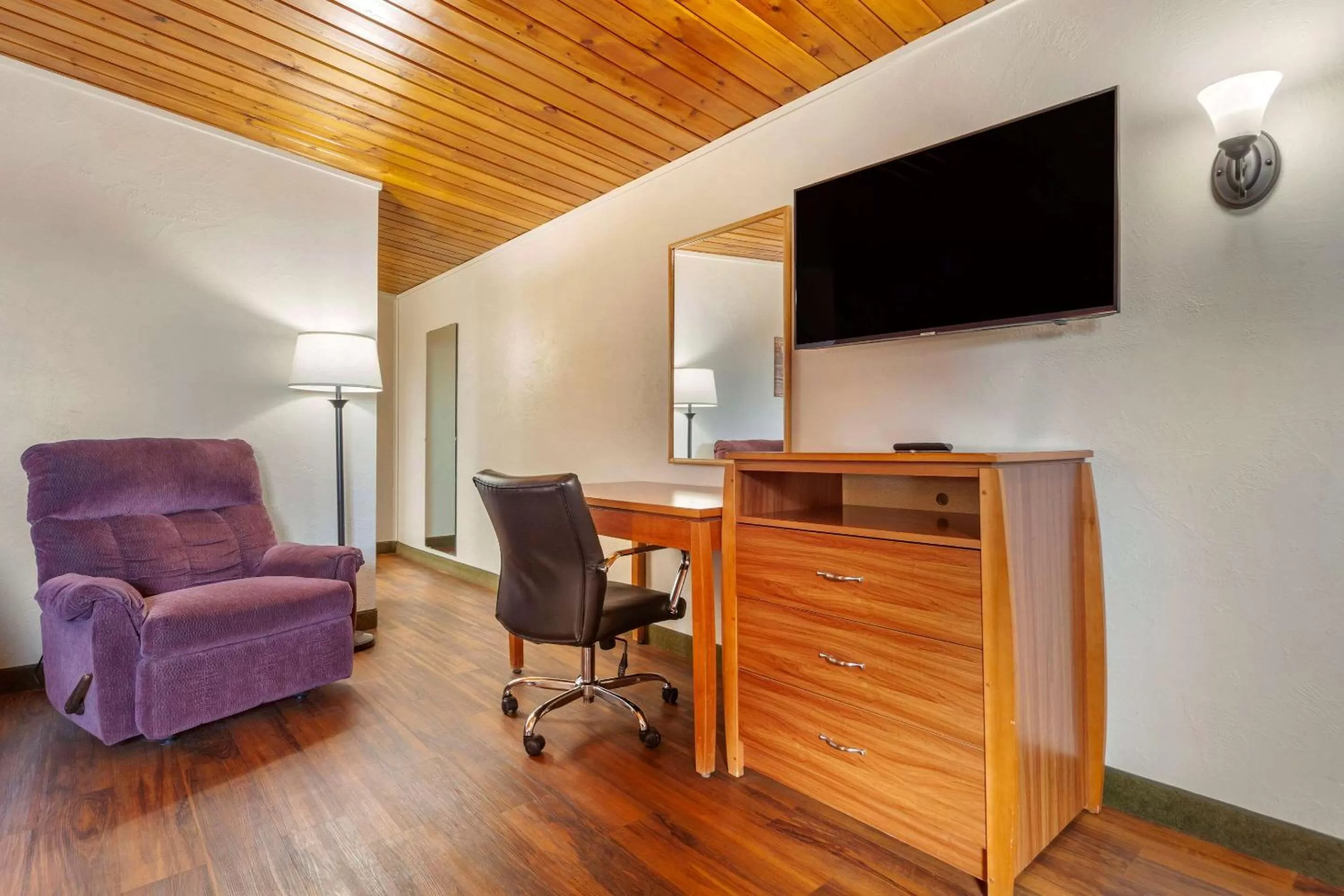 Photo of the whole room in Harmony Inn & Suites