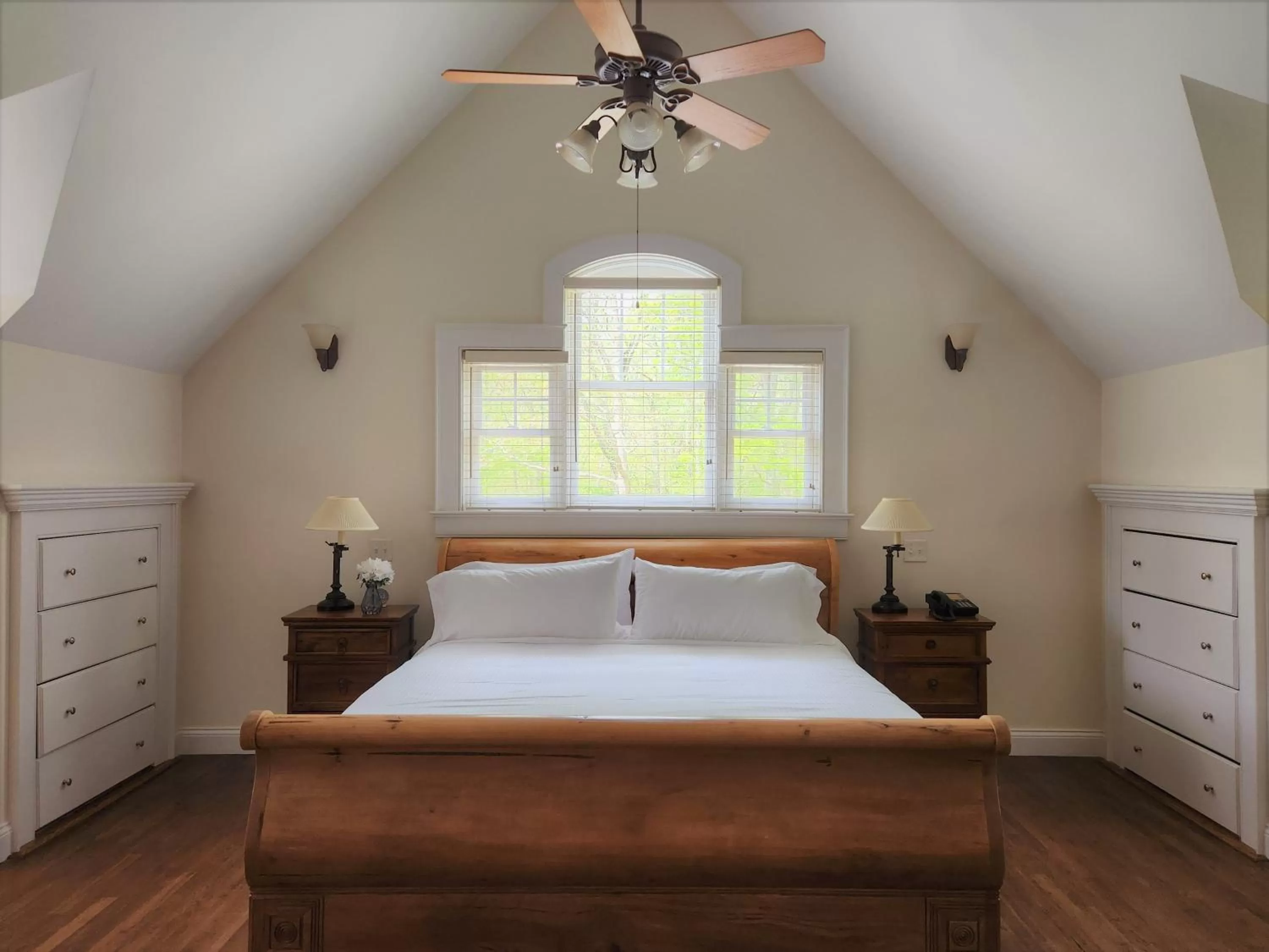 Deluxe King Suite in The Wainscott Inn