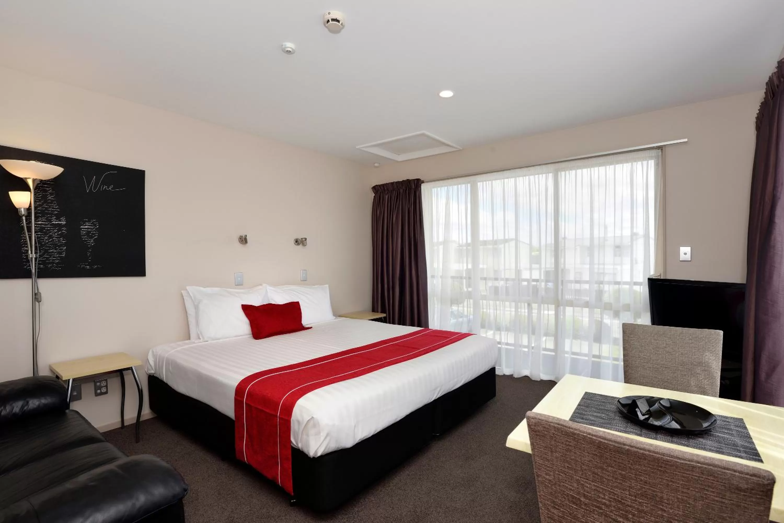 Photo of the whole room, Bed in 171 On High Motel