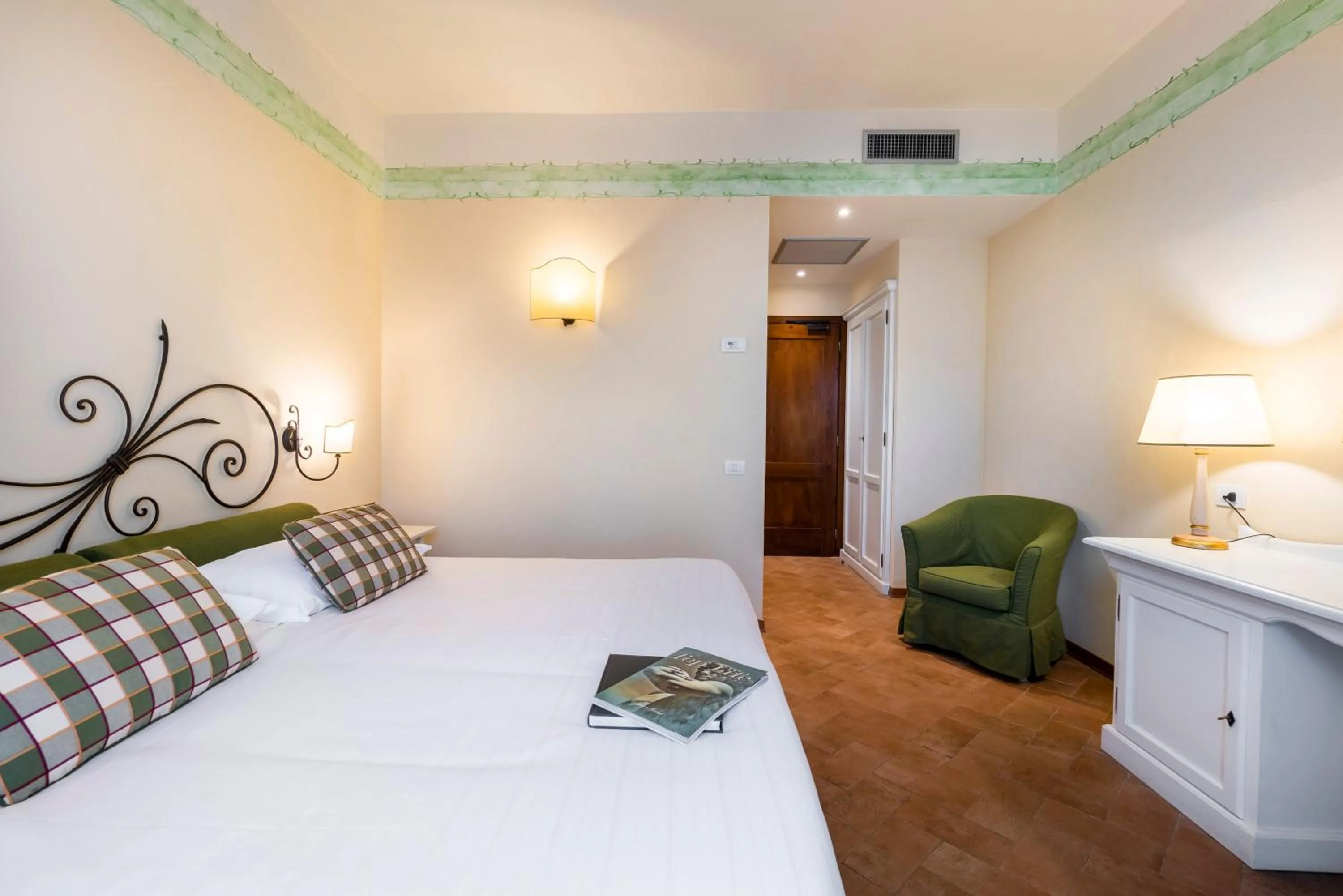 Photo of the whole room, Bed in Hotel Borgo Di Cortefreda - Place of Charme