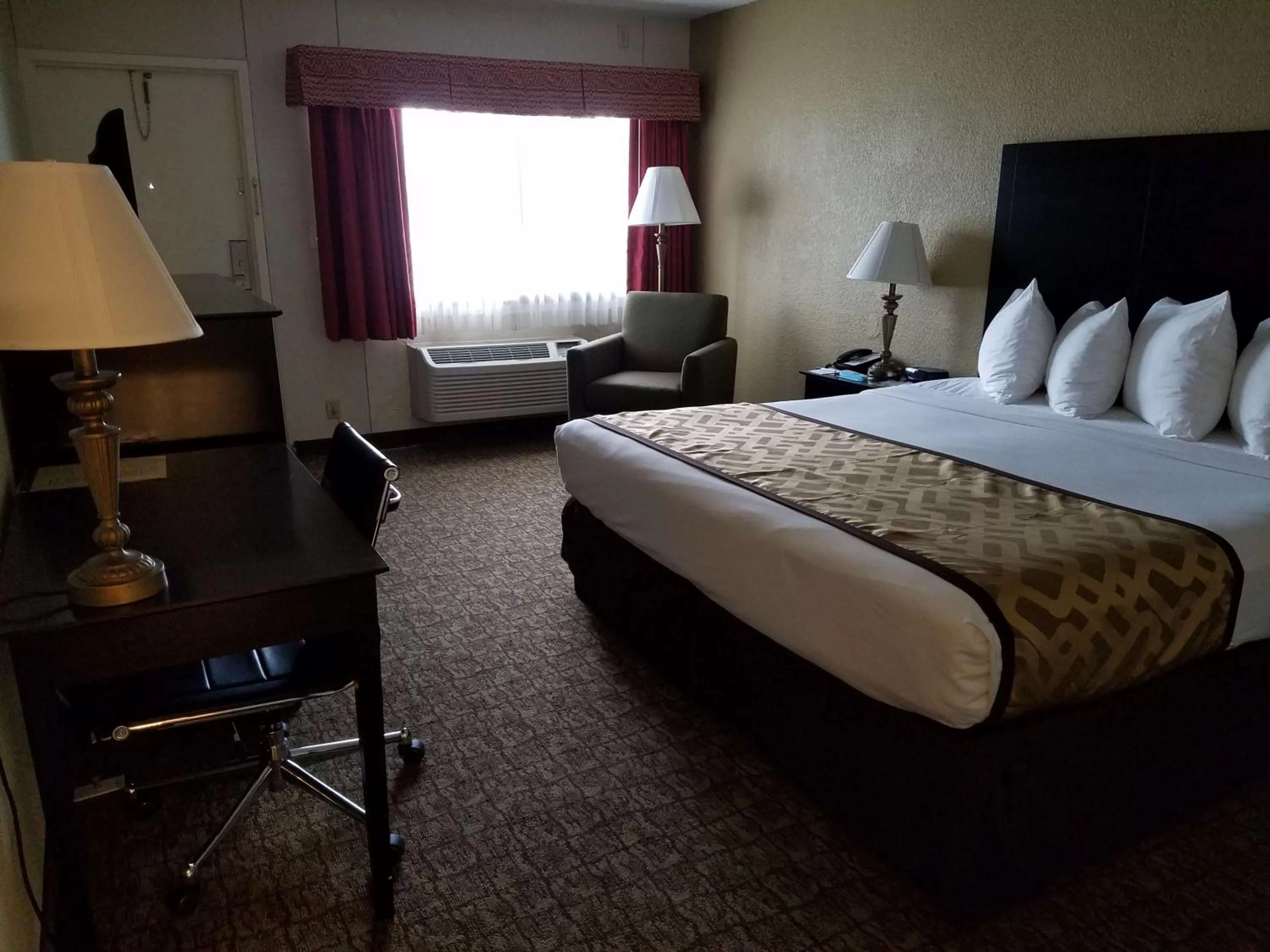 Photo of the whole room, Bed in Best Western Crossroads Inn
