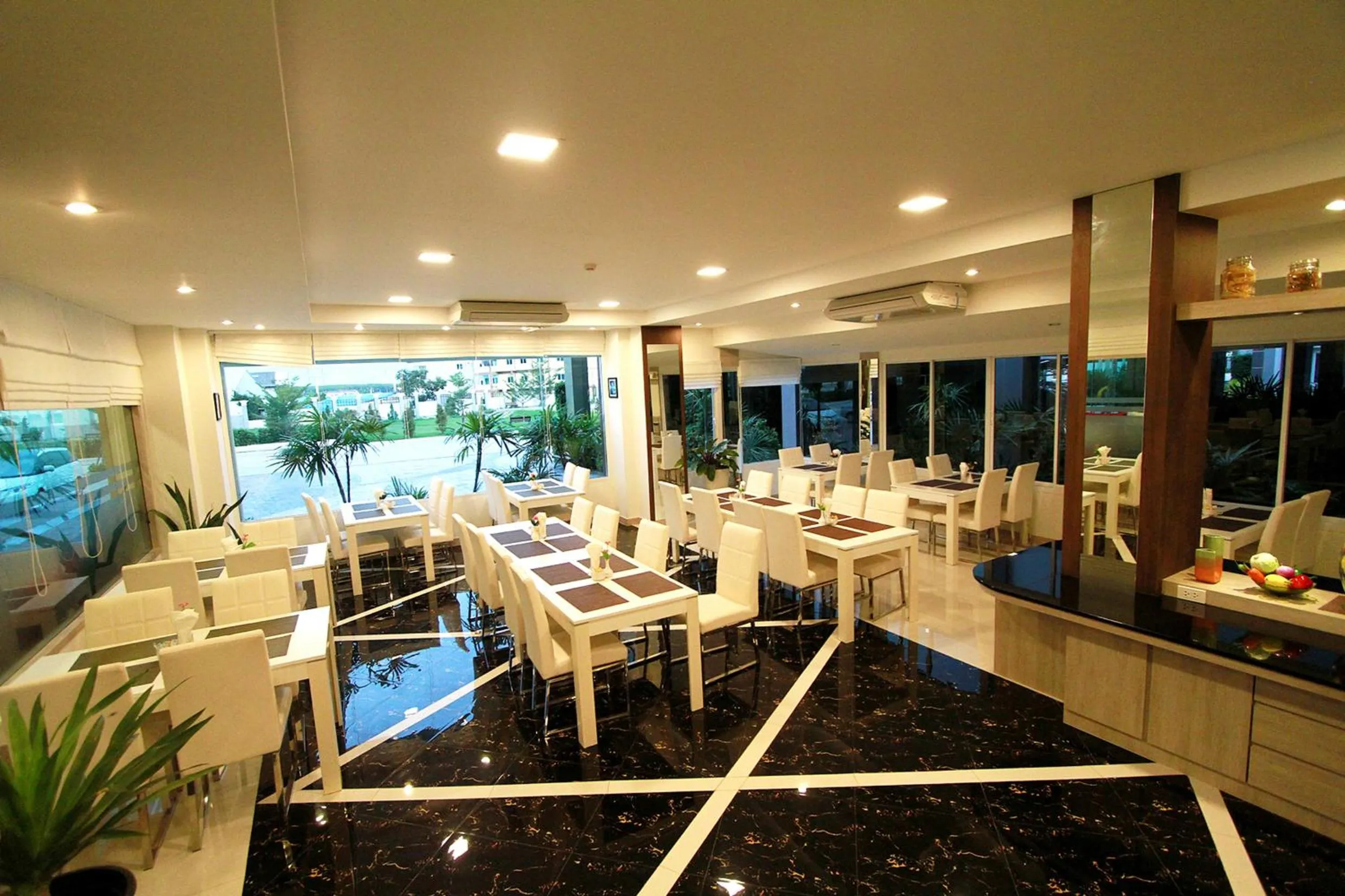 Restaurant/places to eat in The Contrast i Hotel