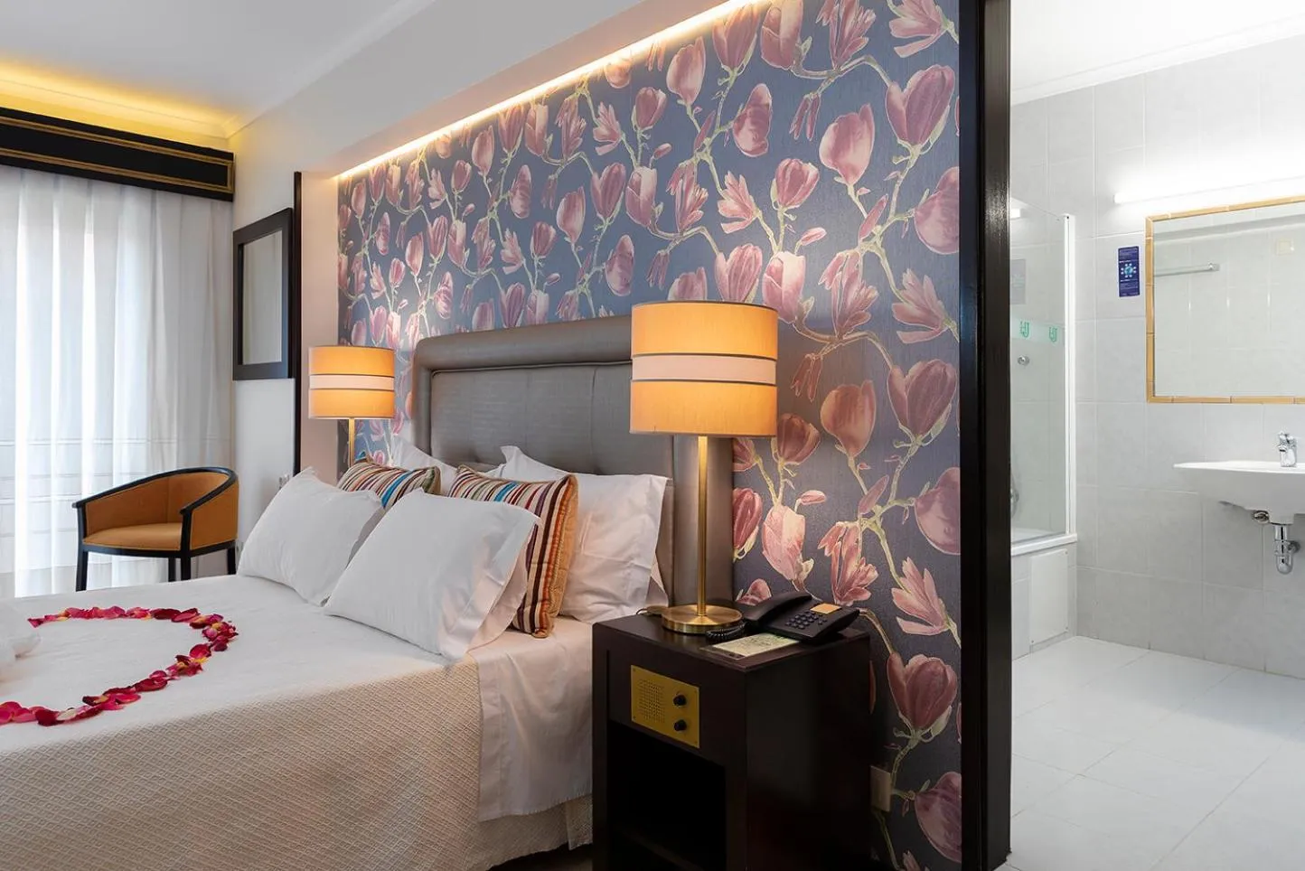 Toilet, Bed in Hotel Jardim