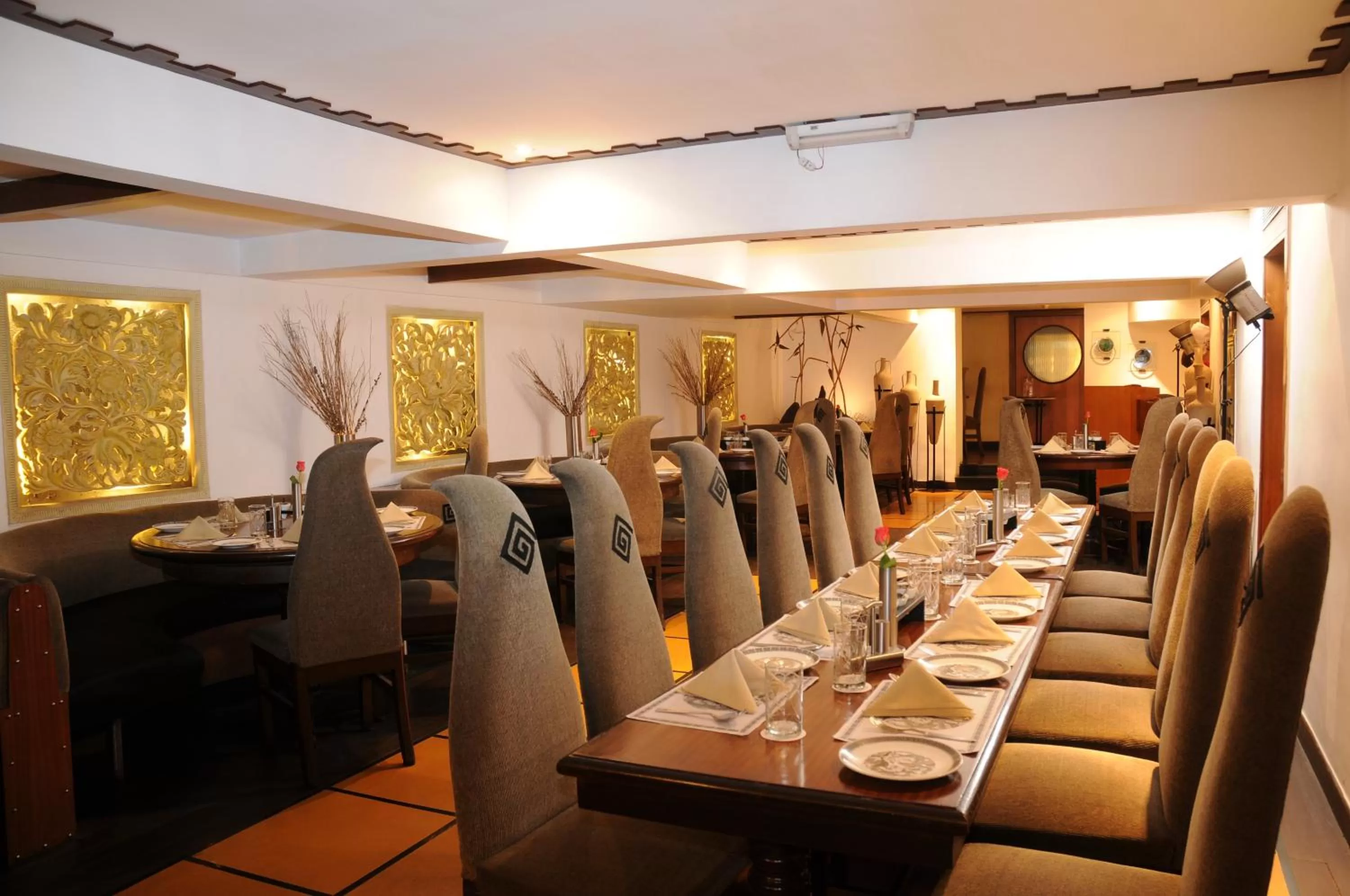 Restaurant/places to eat in Lytton Hotel