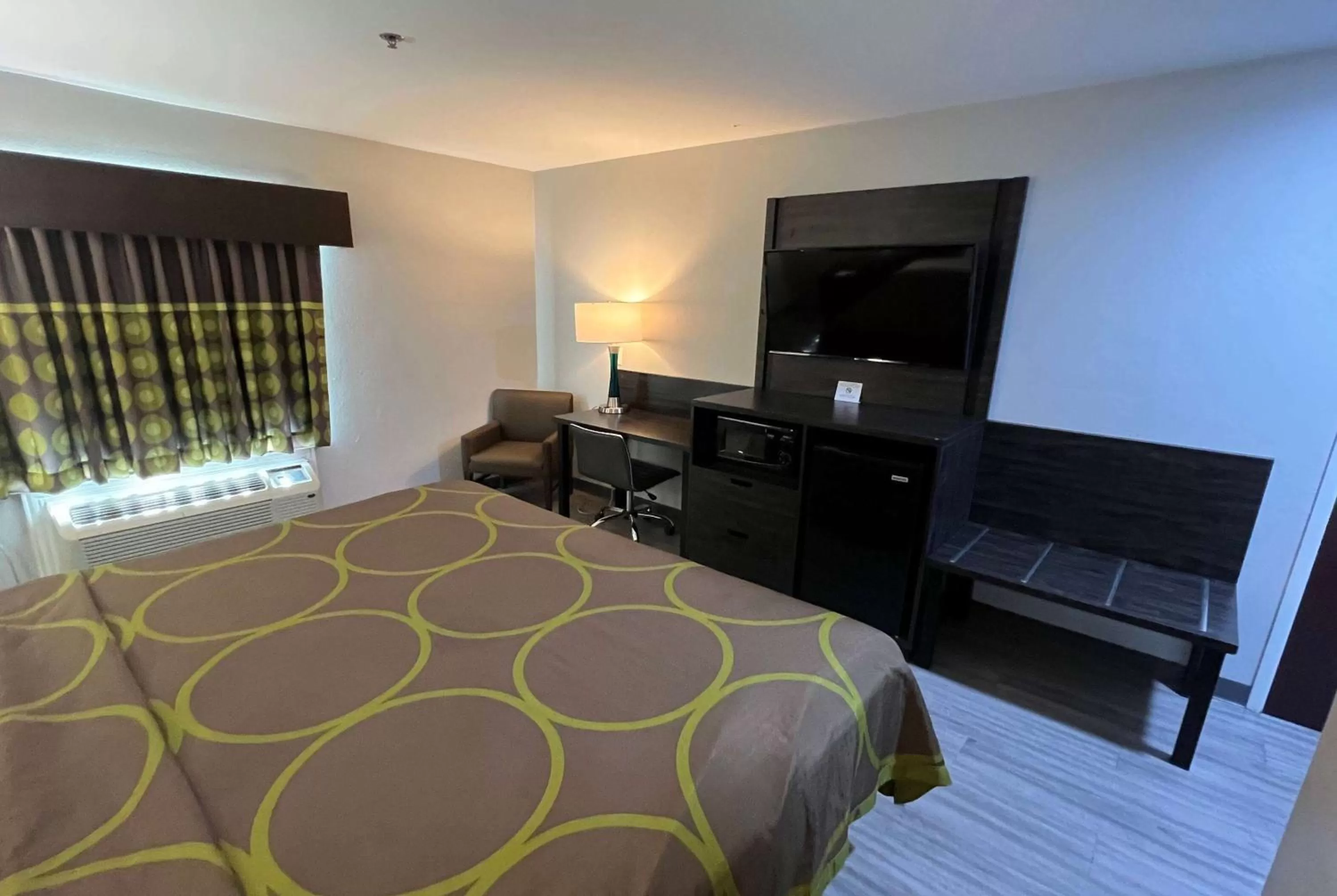 Photo of the whole room, Bed in Super 8 by Wyndham Lake Charles/Sulphur