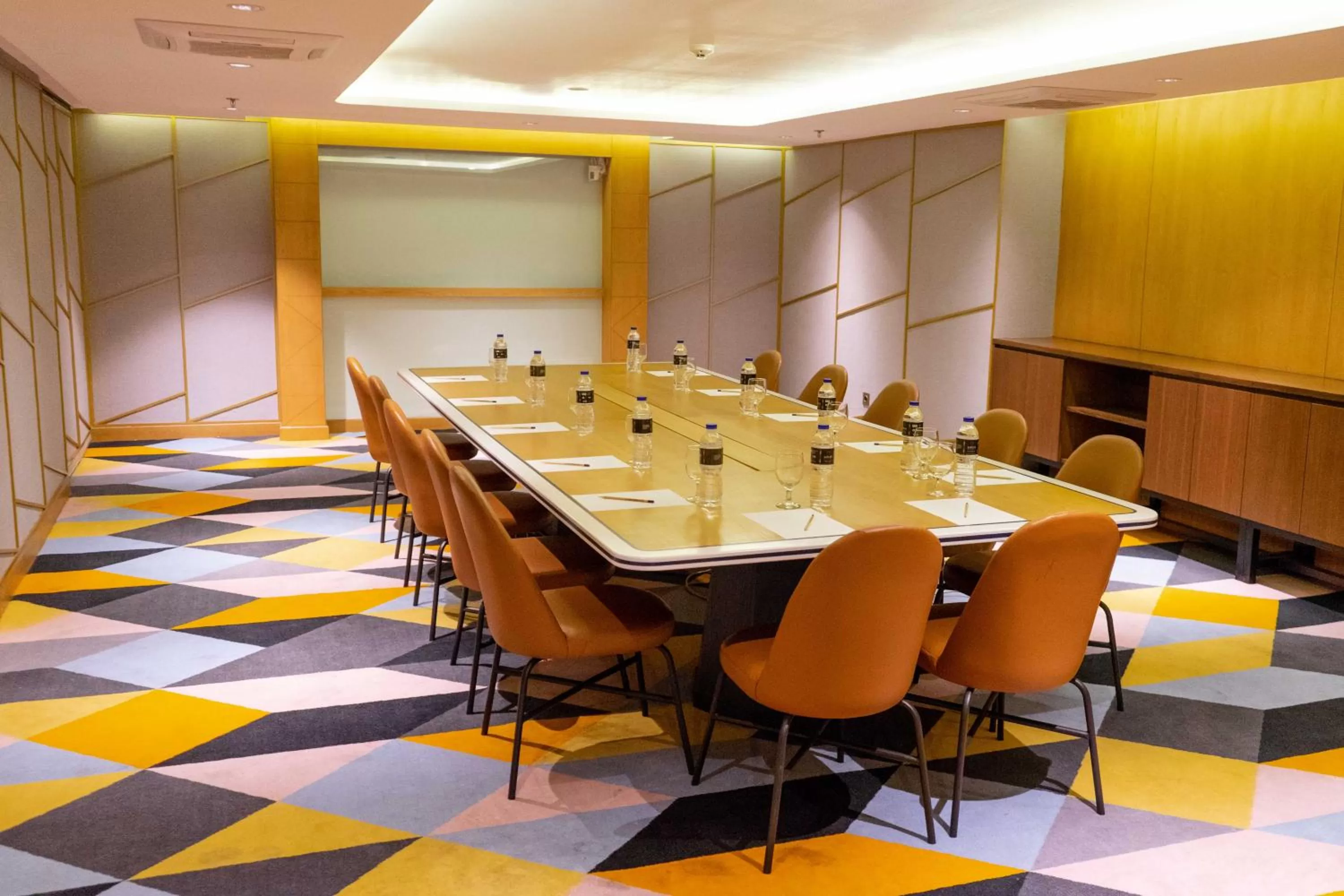 Meeting/conference room in Louis Kienne Hotel Pemuda