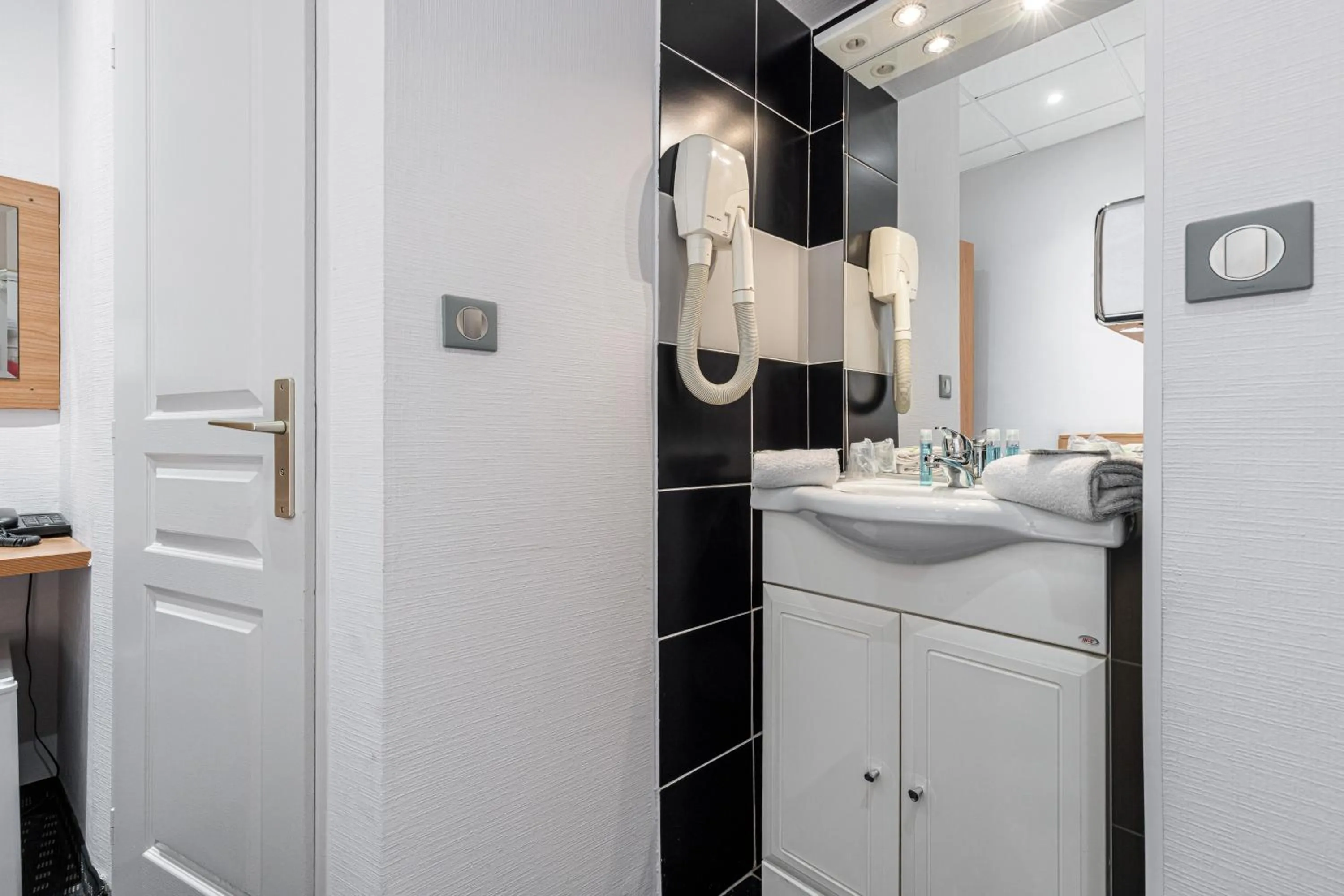 Bathroom in Naomi Cannes