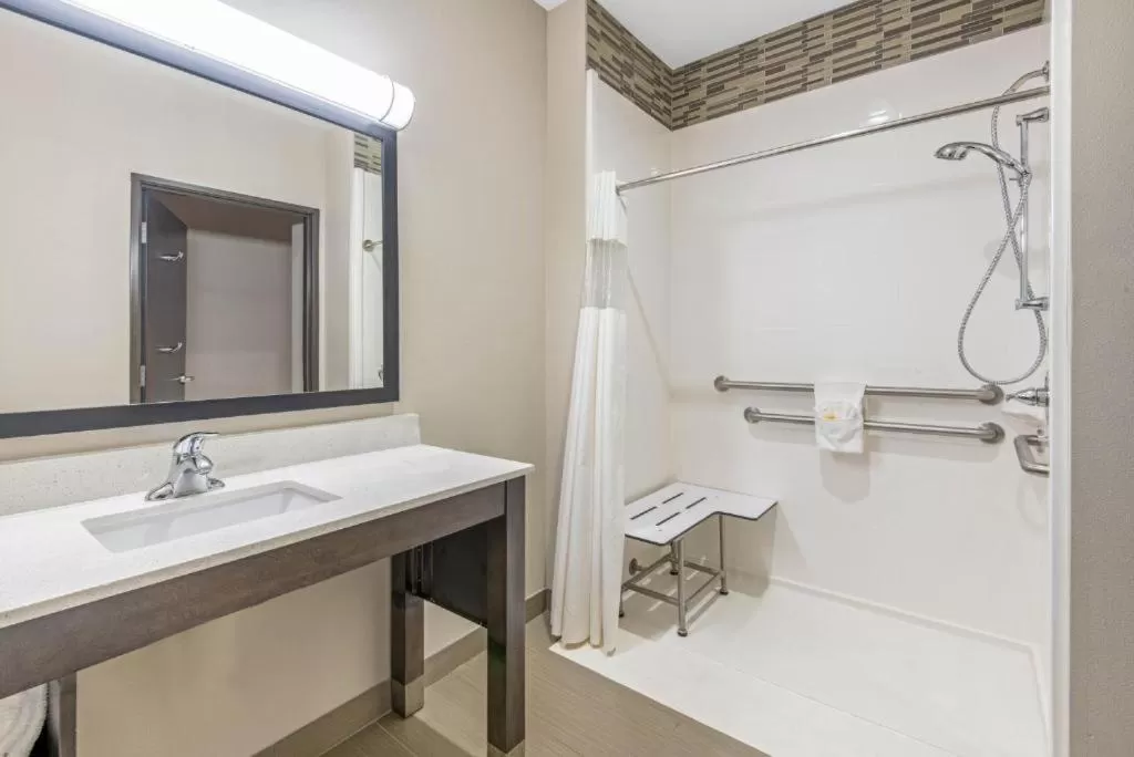 King Room with Bathtub - Mobility Accessible/Non-Smoking in La Quinta by Wyndham Weatherford OK