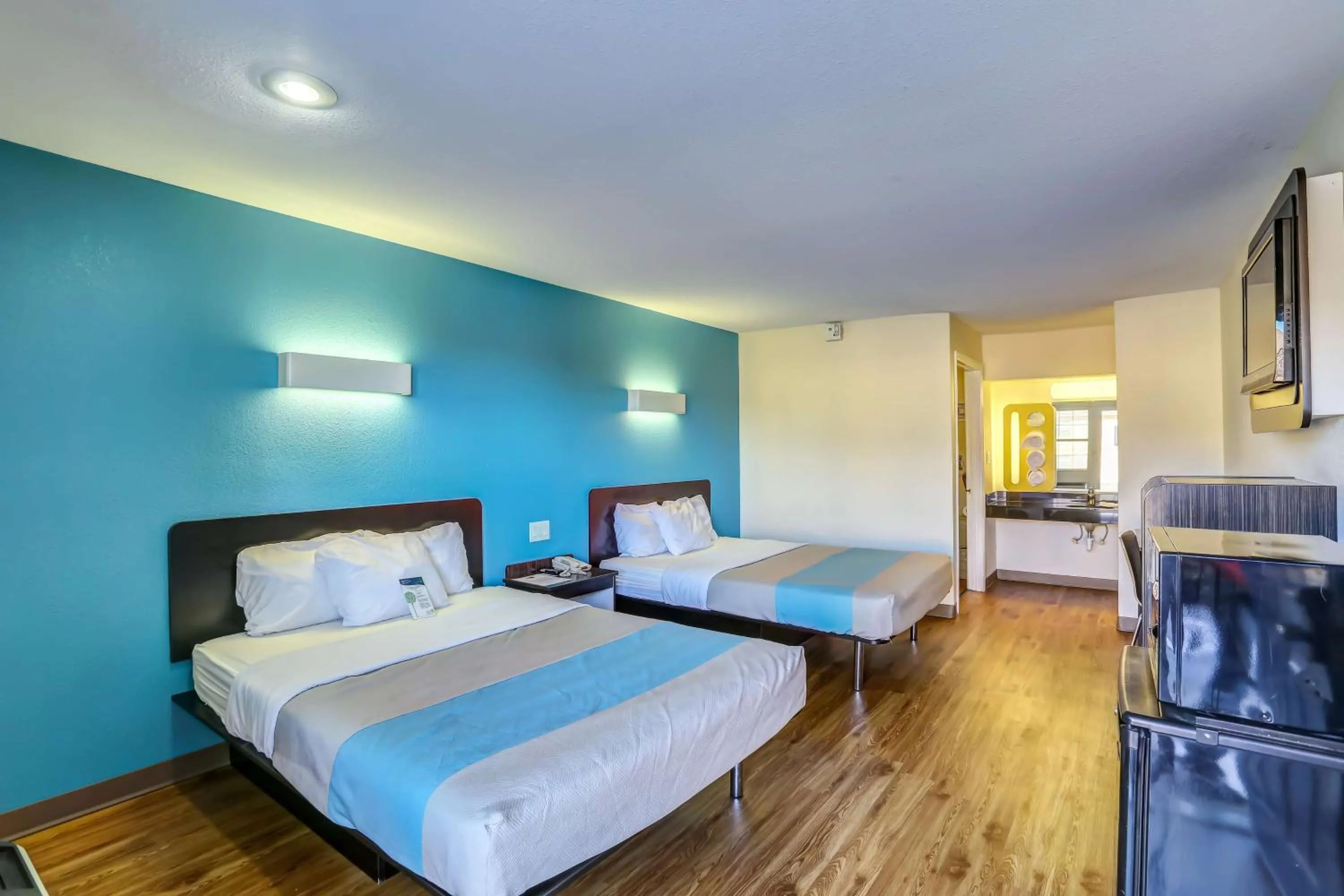 Photo of the whole room, Bed in Motel 6-Dickson, TN