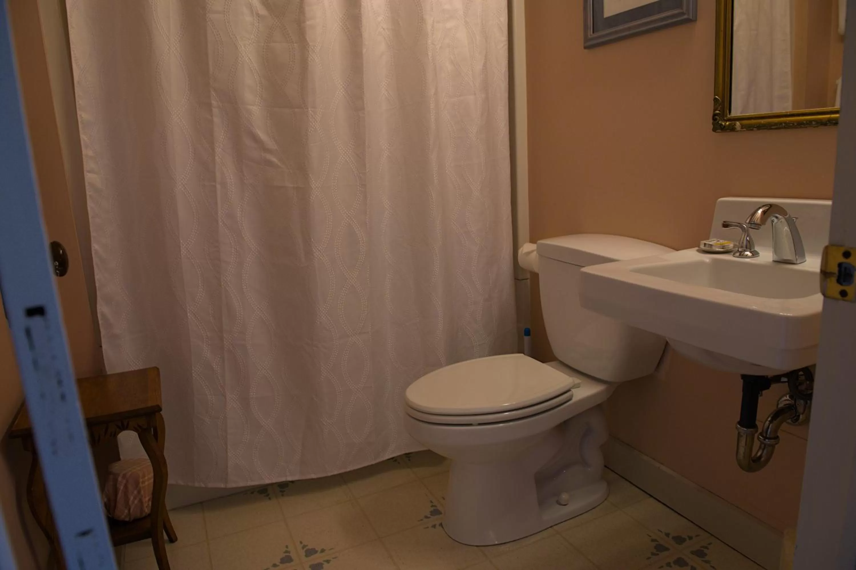 Bathroom in Shoreham Inn Bed & Breakfast