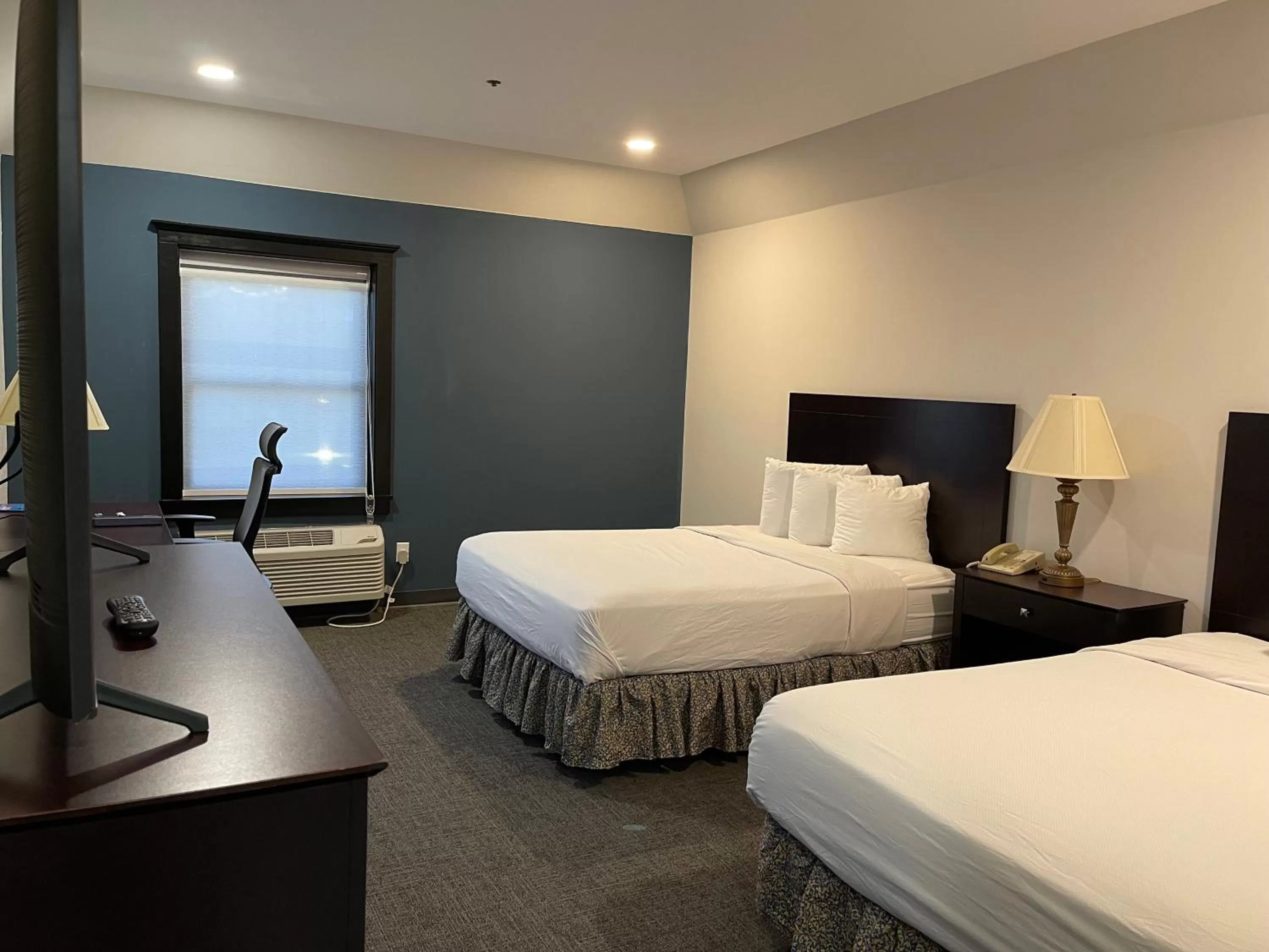 Bedroom, Bed in Chateau Hotel and Conference Center