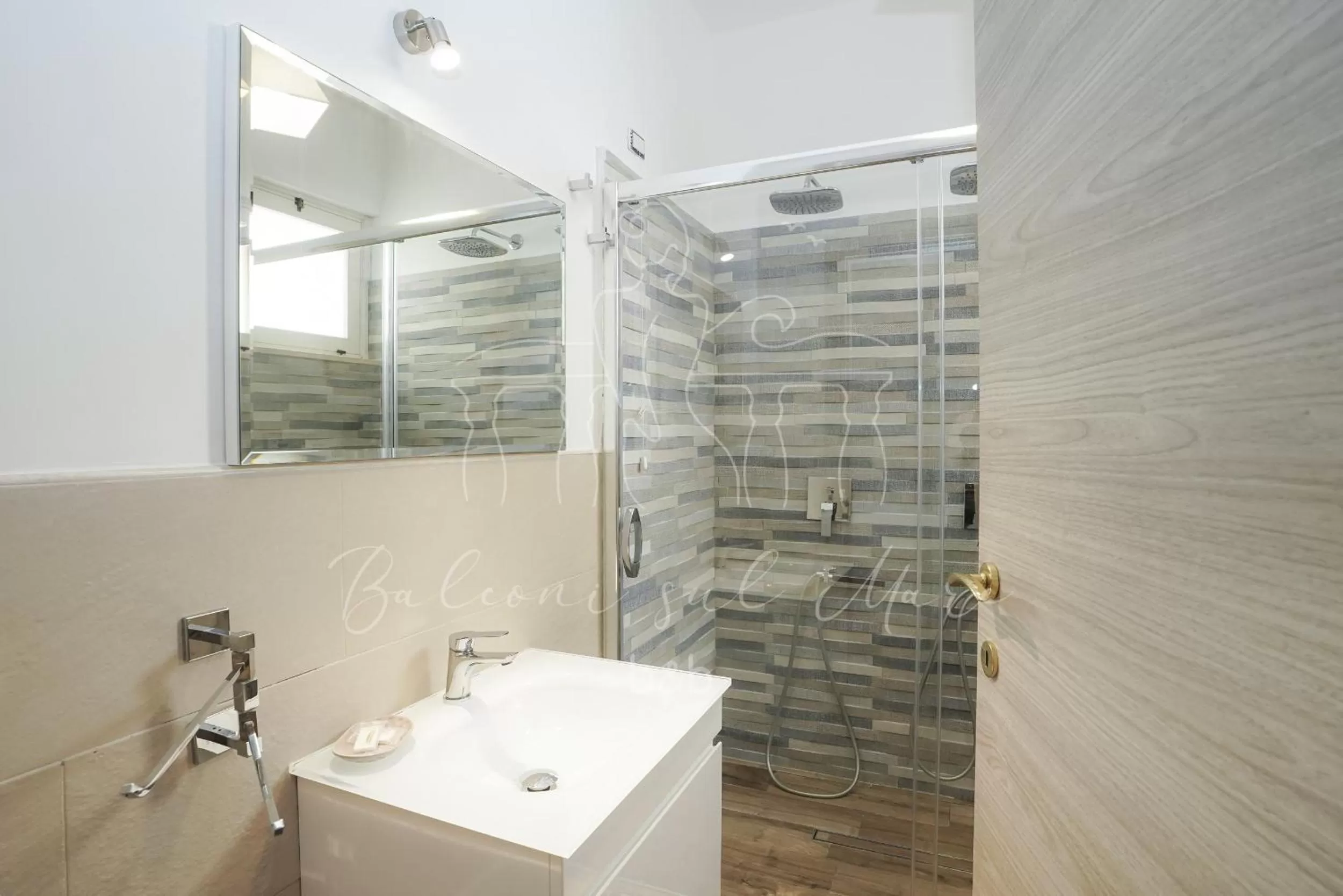 Shower in Balconi sul mare