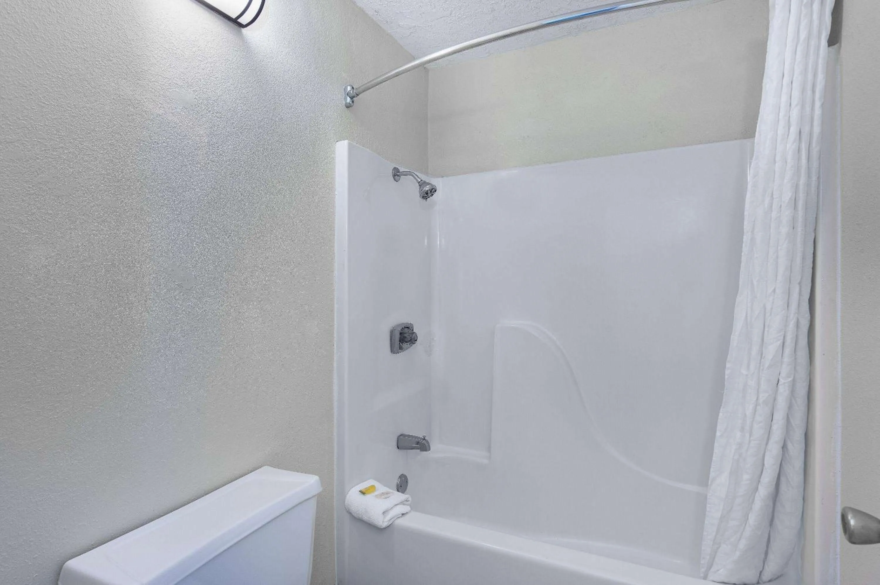 TV and multimedia in Americana Inn a Travelodge by Wyndham